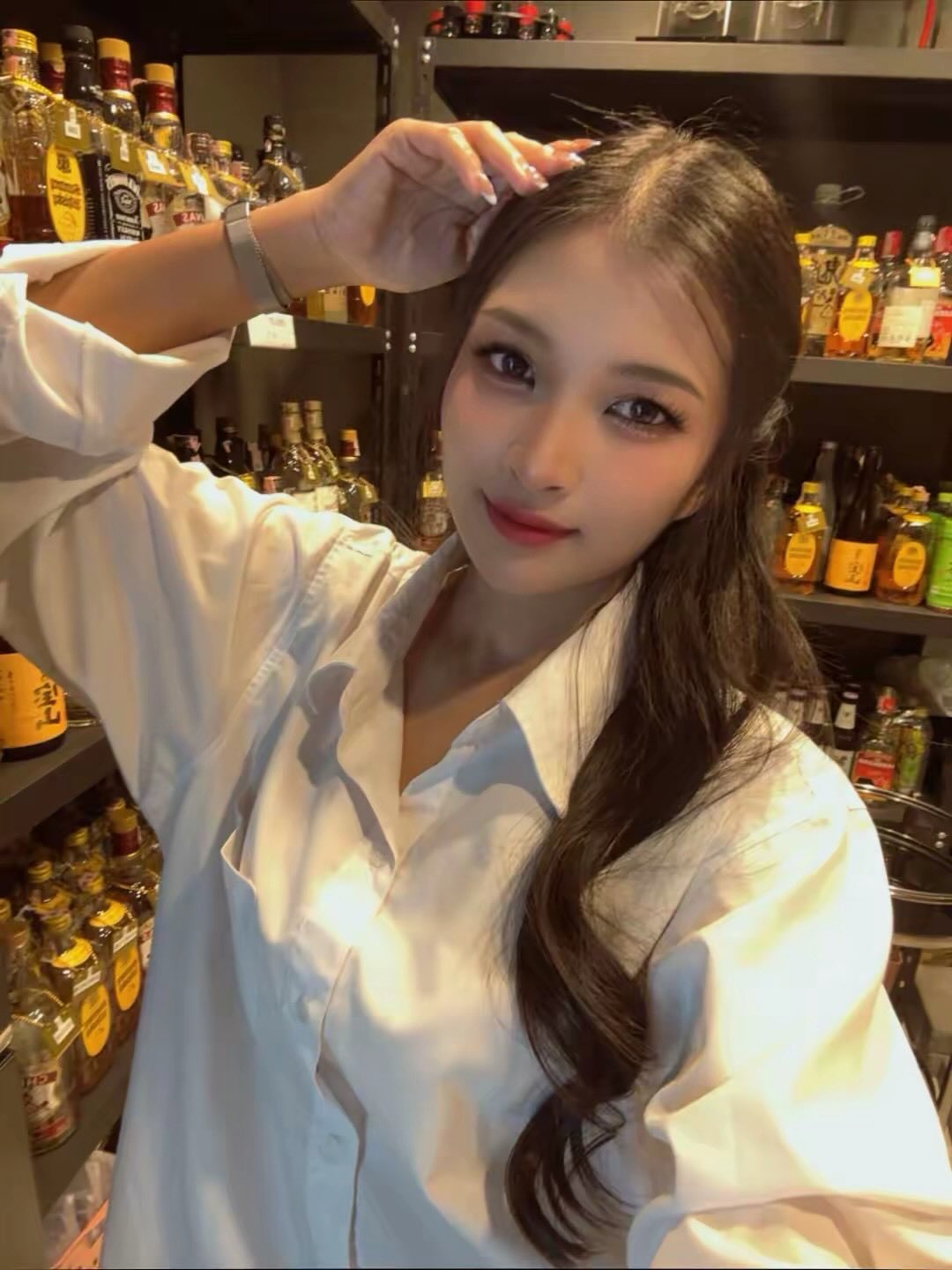 日々の疲れを癒しませんか？😊 当店では、可愛い女の子が20人以上在籍中で、皆様のご来店を心待ちにしています💖 食事や飲み物を楽しみながら、リラックスした時間を過ごしてください。お酒を片手にカラオケで思いきり歌ったり、ダーツやビリヤードで友人たちと盛り上がったりと、多彩な娯楽が楽しめます🎤🎯。

アットホームで温かな雰囲気の中、皆様にとって特別なひとときを提供できるよう常に努めております🌟 お一人でも、グループでも大歓迎です。日常の喧騒から少し離れて、楽しい時間を過ごしませんか？

素敵な夜を演出するための最高の環境を整えておりますので、どうぞお気軽にお立ち寄りください✨

Why not heal your daily fatigue? 😊 Our shop currently has over 20 cute girls waiting eagerly for your visit💖. Enjoy meals and drinks while spending a relaxing time. You can sing karaoke to your heart's content with a drink in hand, or have a blast with friends playing darts and billiards—there's a wide variety of entertainment to enjoy🎤🎯.

In a homey and warm atmosphere, we always strive to provide a special moment for everyone🌟. Whether you're alone or in a group, you're more than welcome. Why not take a little break from the hustle and bustle of everyday life and have a fun time?

We have prepared the best environment to create a wonderful night, so please feel free to drop by✨.

想不想缓解一下每天的疲劳呢？😊 在本店，有20多位可爱的女孩在籍，大家都在热切期待您的光临💖 请一边享受美食和饮品，一边度过轻松惬意的时光吧。您可以手握美酒在卡拉OK尽情歌唱，或和朋友们一起在飞镖、台球等丰富多彩的娱乐中尽情畅玩🎤🎯。

我们一直在努力为大家提供一个温馨舒适的家庭氛围，让您度过特别的时光🌟 无论是一个人还是团体前来，我们都热烈欢迎。请稍微远离一下日常的喧嚣，享受愉快的时光吧！

我们已为您准备好了演绎美好夜晚的最佳环境，欢迎您随时光临✨

일상의 피로를 풀어보지 않으시겠어요? 😊 저희 매장에는 귀여운 여자 아이들이 20명 이상 재직 중이며, 여러분의 방문을 손꼽아 기다리고 있습니다💖 식사와 음료를 즐기면서 편안한 시간을 보내보세요. 술 한 잔 들고 노래방에서 마음껏 노래를 부르거나, 다트와 당구를 친구들과 함께 즐겁게 할 수 있는 다양한 오락거리가 준비되어 있습니다🎤🎯.

가정적인 따뜻한 분위기 속에서, 여러분께 특별한 시간을 제공할 수 있도록 항상 노력하고 있습니다🌟 혼자 오셔도, 단체로 오셔도 대환영입니다. 일상의 소란에서 잠시 벗어나 즐거운 시간을 보내보시지 않겠습니까?

멋진 밤을 연출할 수 있는 최고의 환경을 갖추고 있으니, 언제든지 부담 없이 들러주세요✨

#Bangkok
#トンロー
#ダーツ
#バンコク遊び
#曼谷夜生活