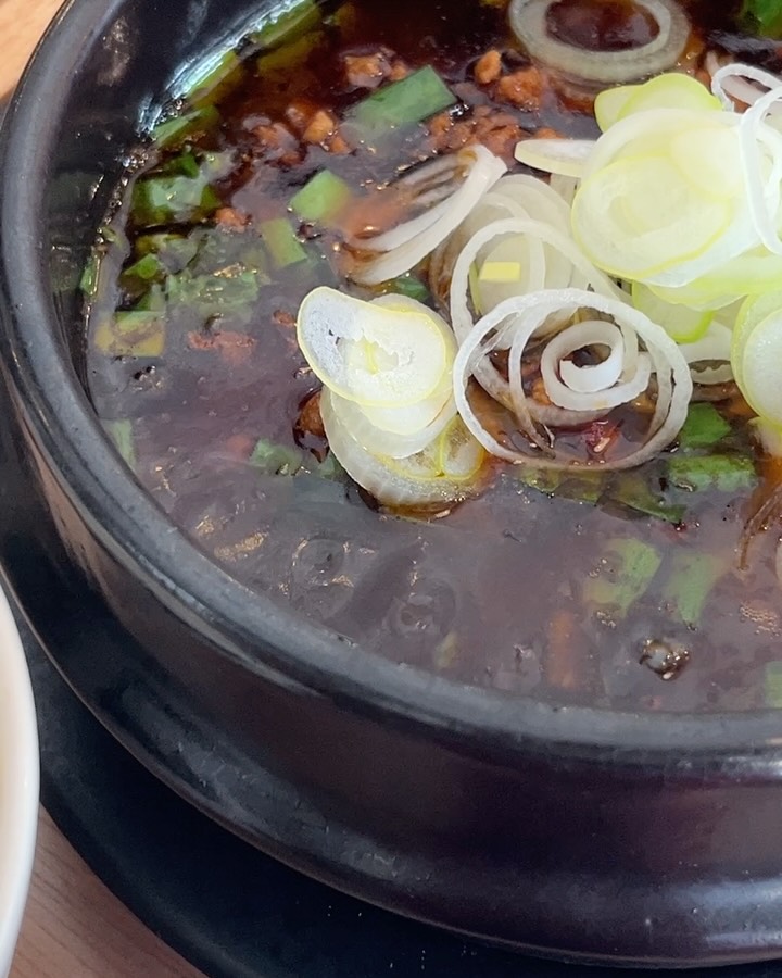 【麻婆豆腐定食 / Mapo Tofu Teishoku / ชุดเต้าหู้มาโป】🌶️✨
バンコク・トンローのRamen Cafe IRODORI（いろどり）です🐱
今日のランチは、四川風の痺れる辛さがクセになる「麻婆豆腐定食」はいかがですか？🌶️

熱々の黒い土鍋で提供される麻婆豆腐は、真っ赤な辣油、ひき肉、そしてたっぷりの香葱が食欲をそそります。セットには、白ご飯、具だくさんの味噌汁、手作りの小鉢（南瓜の煮物）、サラダ（ゴマドレッシング）がついて、栄養バランスもバッチリです💪

ご自宅やオフィスでもIRODORIの味を楽しめるよう、GrabとLinemanでのオーダーも受け付けております🛵。
店内は全席コンセントと無料Wi-Fiが使えるので、11:30 - 21:00の通し営業を利用して、遅めのランチやPC作業をしながらの食事にもぜひご利用ください💻☕️

Ramen Cafe IRODORI ทองหล่อ🐱
มื้อเที่ยงวันนี้ ลอง "ชุดเต้าหู้มาโป" (Mapo Tofu Teishoku) สไตล์เสฉวนที่เผ็ดร้อนจนติดใจมั้ยครับ?🌶️
เต้าหู้มาโปเสิร์ฟในหม้อดินดำร้อนๆ ผสมผสานน้ำมันพริกสีแดง หมูสับ และต้นหอมซอยแบบเน้นๆ ในเซตมีข้าวสวย ซุปมิโซะ เครื่องเคียงทำมือ (ฟักทองต้ม) และสลัด เพื่อสารอาหารที่ครบถ้วน
ตอนนี้สามารถสั่งเมนูของ IRODORI ไปทานที่บ้านหรือออฟฟิศได้แล้ว ผ่านทาง Grab และ Lineman🛵
แวะมาทานมื้อเที่ยงหรือนั่งทำงานได้สบายๆ เพราะเรามีปลั๊กไฟและ Free Wi-Fi ทุกที่นั่ง ร้านเปิดตลอด 11:30 - 21:00 น. ไม่มีพักเบรก💻

Ramen Cafe IRODORI in Thonglor🐱
Looking for a spicy and flavorful lunch? Try our Sichuan-style "Mapo Tofu Teishoku"🌶️
Served in a sizzling black earthenware pot, featuring red chili oil, minced meat, and plenty of scallions. The set includes white rice, Miso Soup, handmade side dish (simmered pumpkin), and salad.
You can now order from IRODORI via Grab and Lineman🛵 to enjoy our food at home or work.
Our cafe space is fully equipped with power outlets and free Wi-Fi at all 32 seats. Open daily from 11:30 to 21:00 (No break), perfect for a late lunch or working while you eat💻

📍 Shop Info / ข้อมูลร้าน
• Location: Sukhumvit 53 Alley, Ashley Hotel 2nd Floor (Near Nihonmura)
• Hours: 11:30 - 21:00 (Open Daily / No Break)
• Facilities: Outlets at every seat, Free Wi-Fi, Delivery Available (Grab, Lineman)

#RamenCafeIRODORI #MapoTofu #ThonglorLunch #BangkokCafe #BangkokDelivery