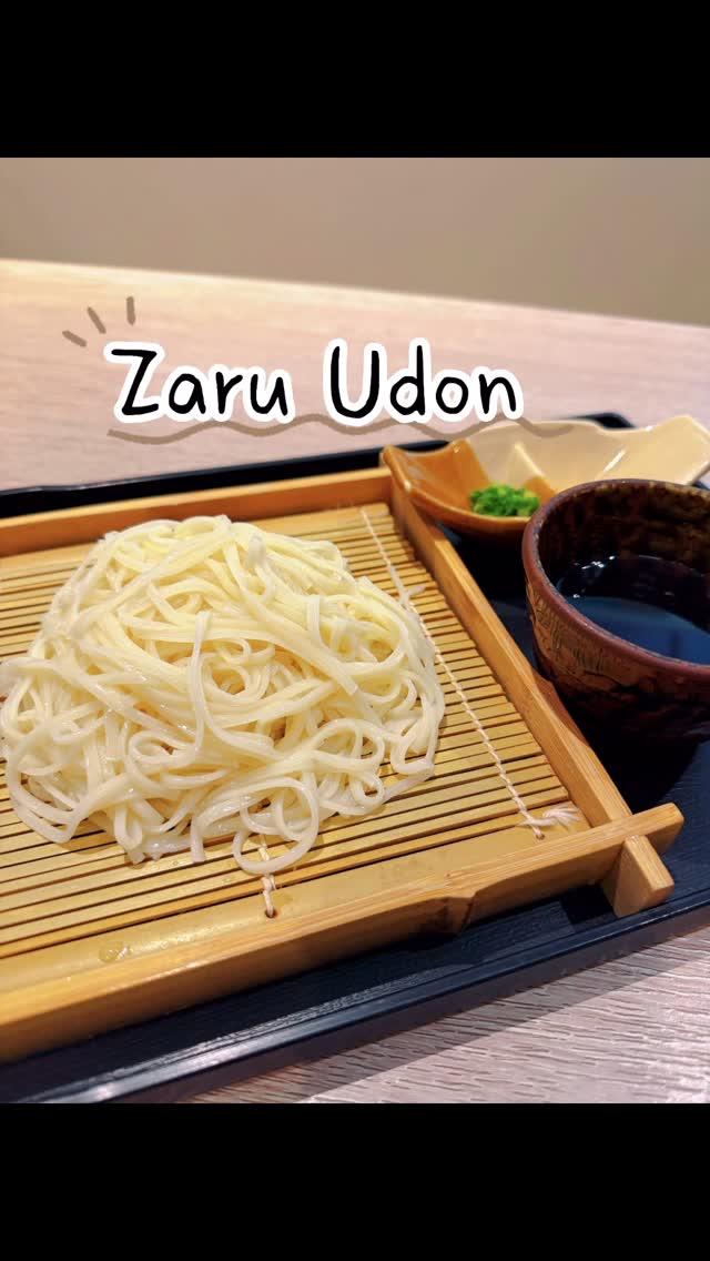 “อุด้งเย็น” สไตล์ญี่ปุ่น 🍜 หลายคนอาจจะคุ้นเคยกับเส้นอุด้งในน้ำซุปอุ่น ๆ แต่ถือว่าอุด้งเย็นนี่คืออีกตัวเลือกที่น่าสนใจเลยทีเดียว เส้นอุด้งนุ่ม ๆ ถูกเสิร์ฟในอุณหภูมิห้อง ทำให้เส้นยังคงคงรูปและรสชาติเด้งดึ๋ง มาพร้อมกับน้ำจิ้มโชยุที่มีรสชาติเข้มข้น ใส่ต้นหอมและขิงฝนเพิ่มความหอมและความอร่อย 😋

วิธีทานก็ไม่ยุ่งยาก แค่คลุกเคล้าผสมกันในชาม แล้วก็ซู้ดเส้นเข้าไปเต็มปาก เคี้ยวแล้วสัมผัสได้ถึงความนุ่มละมุนที่แตกต่างจากอุด้งร้อน ๆ อุด้งเย็นเป็นทางเลือกที่ดีสำหรับวันที่อากาศร้อนอบอ้าว หรือวันที่อยากของทานอาหารเบา ๆ แต่อิ่มท้อง ฟินทุกคำเลยละ 🤍

ถ้าวันไหนยังคิดไม่ออกจะทานอะไร ลองเปิดใจให้อุด้งเย็นดูนะคะ รับรองได้เลยว่าจะหลงรักเมนูนี้ไม่ยาก 😊 อย่าปล่อยให้ความร้อนของอากาศไทยทำให้เราห่างไกลความอร่อยญี่ปุ่น

「冷やしうどん」日本風🍜 多くの方は温かいスープに入ったうどんに馴染みがあるかもしれませんが、実は冷やしうどん�