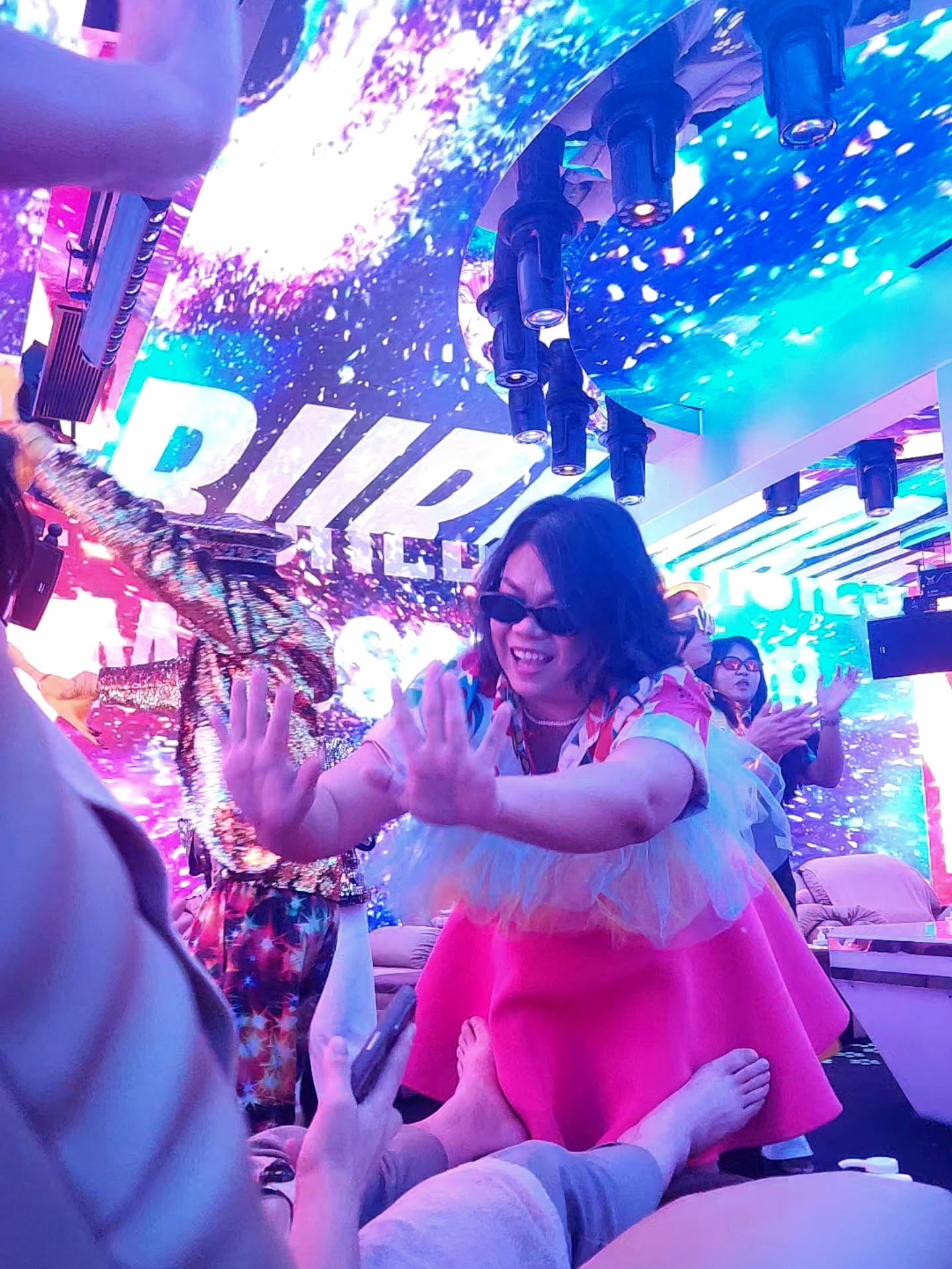 Give me five! 🎉✨

​At Bradbury, the fun isn’t just on stage. 
It’s in every moment, like this spontaneous high-five with our amazing staff! 
The energy here is electric, and smiles are always guaranteed🌌🔥

​Come and share the happiness—we can't wait to high-five YOU!🐥🙌

#BradburyMassage #TeamBradbury #HighFive #BangkokNightlife #GoodVibes