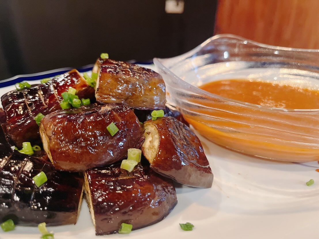 本日、鉄板焼きメニューはお休みになります
おばんざい色々ご用意してます
皆様のご来店お待ちしております♪

おひとりさま大歓迎！
カウンター席大人気

おばんざい、鉄板焼きメニュー
二階テーブル席、三階個室完備
一階カウンター席でもオーダー可能です

黒兵衛では
各種ご宴会のご予約承ります♪
コース1,000バーツ〜
飲み放題 300バーツor 400バーツ

二階テーブル席
三階9名様までの小宴会用個室ございます。

よろしくお願いします♪
4月もHappy hour 開催中です
17:00〜19:30

キリンビール大瓶　120B
ウィスキーハイボール　80B

Happy hour in  April❗️
17:00〜19:30
Kirin Beer Big Bottle 120B
Whisky Hi-ball 80B

#バンコク創作料理居酒屋 #バンコク日本料理店 #バンコク小料理屋 #バンコクおひとりさま #バンコク1人飲み プラカノン バンコク日本人女性スタッフ常駐 バンコクおかみさん バンコクお好み焼き屋 バンコク鉄板焼き  バンコクおばんざい  japanesefood bangkok phrakhanong japaneserestaurant reopen happyhour obanzai bangkokokonomiyaki bangkokteppanyaki