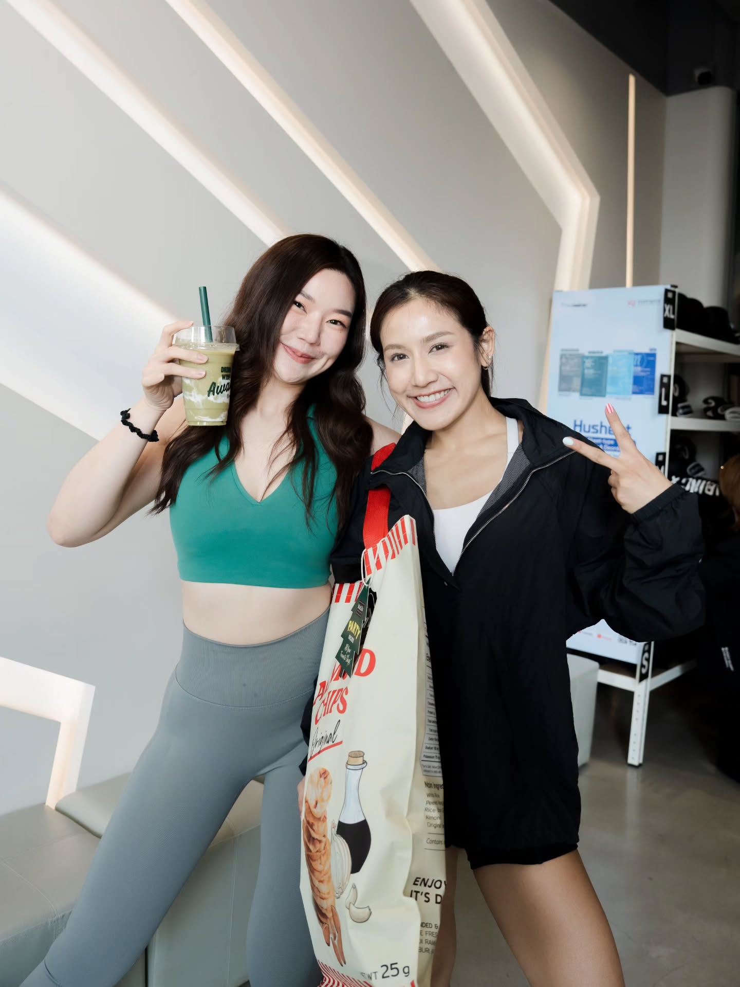 sweat hard, snack harder 🤪​🥊
another dark beat boxercise session that left us breathless (in the best way!)

high energy, full hearts, and the best crew to share it with.big love to @delalita.official for the post-class fuel snack and @saladstop.th for keeping us going with that daily fuel smoothies 🥤✨

_________________________
🥊 Splash Box Studio
📌 Marche’ Thonglor, Building A, 5M Floor

🕘 Opening hours : 9:00 to 22:00
🚿 Full Amenities Provided (Rental Sportswear, Rental Gloves, Rental Towels, Toiletries & Skincare)

Book Now
👇Line Official : @ splashbox

#Splashbox #DarkBeatBoxercise
#ผับของคนรักสุขภาพ #ThonglorGym #PrivateGym​
