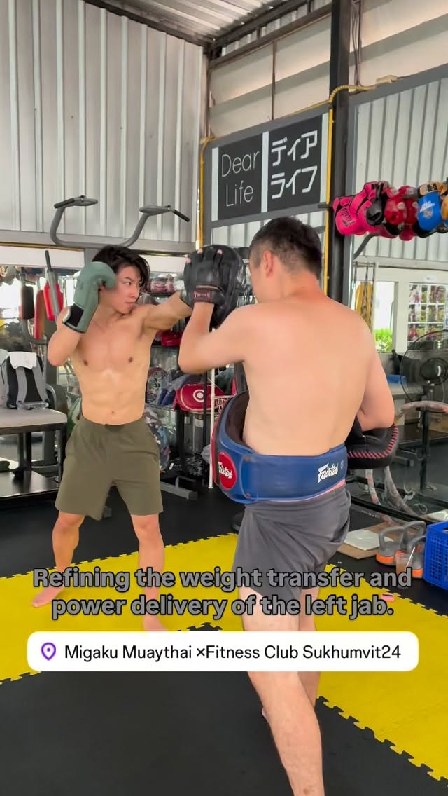 Refining the weight transfer and power delivery of the left jab.
⭐️95% fitness.But we also go serious.⭐️

เช็คการถ่ายน้ำหนักและการส่งแรงของหมัดซ้ายอย่างละเอียดครับ
⭐️95% ฟิตเนสแต่เราก็จริงจังได้ครับ⭐️

#muaythai #มวยไทย #ฟิตเนส #ออกกำลังกาย 
@ryotainthailand