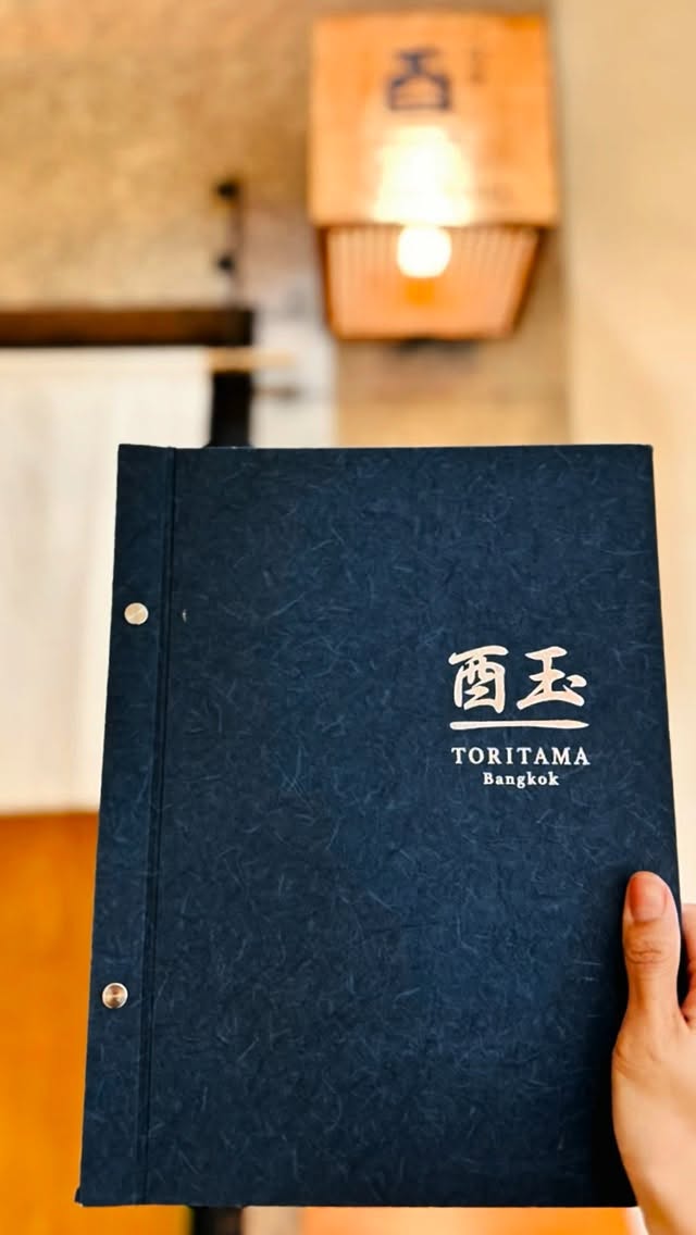 ยากิโทริ…ในอีกระดับของความเป็นส่วนตัว
ทุกไม้คือความพิถีพิถัน
ทุกช่วงเวลา คือความสบาย

Shirokane Toritama Bangkok

☎️สามารถจองโต๊ะได้ที่หมายเลข 
  02-382-0141 หรือ 063-851-6529
(โทรได้ตั้งแต่วันจันทร์-เสาร์ในช่วงเวลา 14:00-22.30 )
📍 Park Lane เอกมัย
⏰ เปิดทุกวัน (จันทร์–เสาร์) 17:00 – 23:00 น.
🚗 มีที่จอดรถภายในโครงการ
🚆 BTS เอกมัย (ทางออก 1) เดินเพียงไม่กี่นาที

#yakitor #yakitoribangkok #toritamabangkok 
#PrivateDining #luxurydining