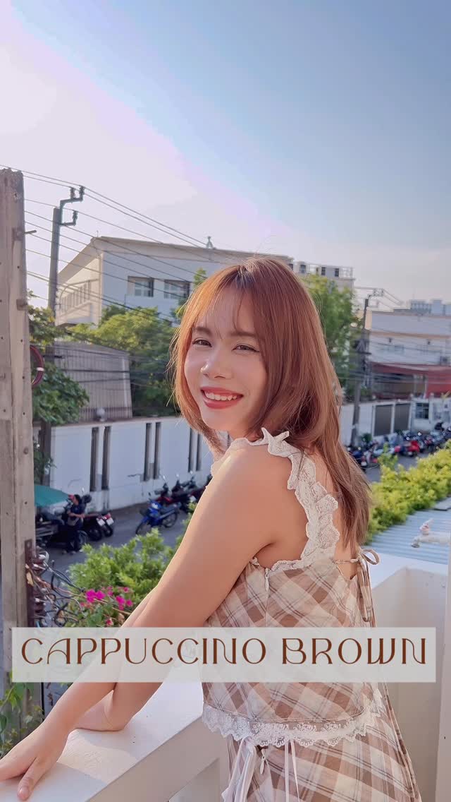 Cappuccino Brownie
สีน้ำตาลนมละมุน ให้ลุคอบอุ่น นุ่มนวล ดูแพง

CAPPUCCINO LINE
ไม่ว่าจะเป็นสไตล์ไหน
ก็เข้ากันได้อย่างลงตัว
เผยความเป็นตัวคุณอย่างเป็นธรรมชาติ
พร้อมเริ่มต้นลุคใหม่ที่ดูสดใส

สูตร “Milky Blend”
เพื่อสีผมโทนอุ่นที่นุ่มละมุนและเงางาม

ออกแบบมาให้เข้ากับสีโทนขาว (White Color)
ช่วยผสมผสานโทนอุ่นและโทนเย็นได้อย่างสมดุล
แม้เส้นผมที่ผ่านการทำเคมีหลากหลาย
ก็ยังดูนุ่มลื่น เงางาม และเป็นธรรมชาติ

✔ สีติดสวย แต่ไม่ทำให้ผมดูหมองคล้ำ
✔ ลดการสะสมของสีที่ทำให้ผมแข็งกระด้าง
✔ ให้ผมดูเรียบเนียน สุขภาพดีอย่างเป็นธรรมชาติ

เปลี่ยนลุคของคุณให้ดูนุ่มละมุน
พร้อมประกายเงางามอย่างเป็นธรรมชาติในทุกมุมมอง 💫

🚘 ฟรีที่จอดรถ
👇🏻
Booking : 📕
Line oa @cyanbkk
Tel. 020092616
 0622922841
Open hours :⏰
Everyday 9.30-18.30 น.

#japanesesalon #japanesehair #tokyohair
#japanesehaircolor #ashhair #beigehair
#haircolor #bangkoksalon #ร้านทำผมสไตล์ญี่ปุ่น
#hairtransformation #ร้านทำผมทองหล่อ

#バンコク美容室 #トンロー美容室 #日本人美容師 #日本式ヘアサロン #透明感カラー
#アッシュカラー #ベージュカラー #外国人風カラー #ThonglorSalon #bangkokjapanesesalon