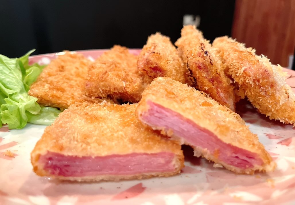 本日、鉄板焼きメニューはお休みになります

みんな大好きハムカツありますよ〜😀
皆様のご来店お待ちしております♪

おひとりさま大歓迎！
カウンター席大人気

おばんざい、鉄板焼きメニュー
二階テーブル席、三階個室完備
一階カウンター席でもオーダー可能です

黒兵衛では
各種ご宴会のご予約承ります♪
コース1,000バーツ〜
飲み放題 300バーツor 400バーツ

二階テーブル席
三階9名様までの小宴会用個室ございます。

よろしくお願いします♪
4月もHappy hour 開催中です
17:00〜19:30

キリンビール大瓶　120B
ウィスキーハイボール　80B

Happy hour in  April❗️
17:00〜19:30
Kirin Beer Big Bottle 120B
Whisky Hi-ball 80B

#バンコク創作料理居酒屋 #バンコク日本料理店 #バンコク小料理屋 #バンコクおひとりさま #バンコク1人飲み プラカノン バンコク日本人女性スタッフ常駐 バンコクおかみさん バンコクお好み焼き屋 バンコク鉄板焼き  バンコクおばんざい  japanesefood bangkok phrakhanong japaneserestaurant reopen happyhour obanzai bangkokokonomiyaki bangkokteppanyaki