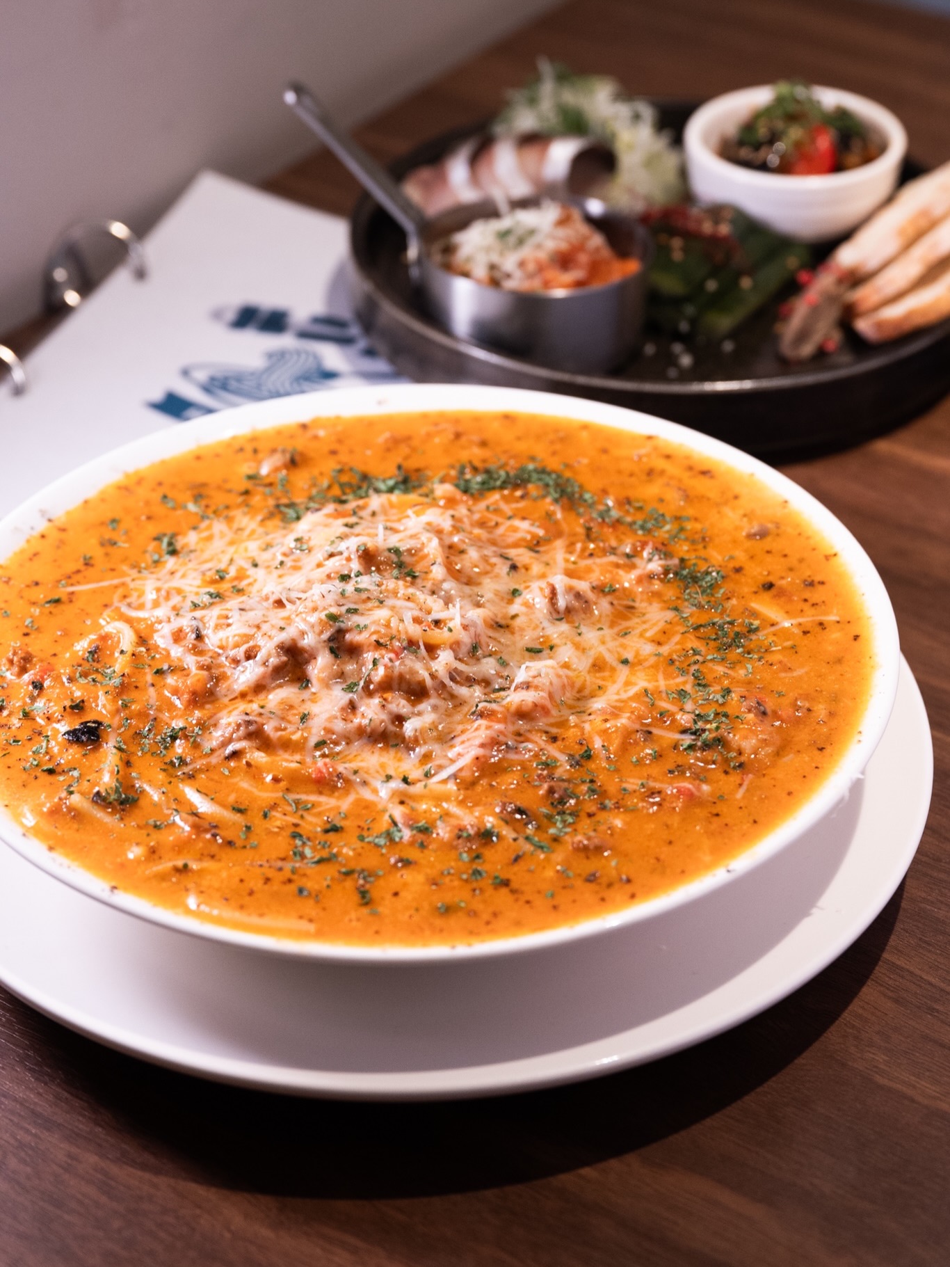 📍
ประกาศจาก Thonglor Yokocho ครับ‼︎

รู้ไหมว่าเรามีร้านพี่น้องอยู่ที่ทองหล่อซอย 13 👀
👉  @thonglor_soup_pasta 

🍝 พาสต้าแบบซุป ร้านเดียวในกรุงเทพฯ
กำลังฮิตในโตเกียวและโอซาก้า ต้องลองจริงๆ ครับ！

กลางวันเป็นร้านพาสต้า
กลางคืนเป็นอิซากายะ มีอาหารกินกับเหล้าเพียบ！

อยากให้คนไทยรู้จักมากขึ้นครับ 🙏

⏰ 11:30–15:00 / 17:30–23:00
😌 ไม่มีวันหยุด

#ThonglorYokocho #ThonglorRumba #BangkokFood #Thonglor #พาสต้า