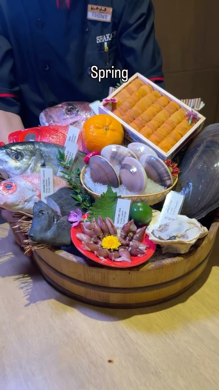 四季折々の旬を味わう、しゃかリッチの鮮魚。

春・夏・秋・冬、それぞれの季節に合わせて
日本から直送される厳選した鮮魚をご提供しております。

その時期にしか味わえない、特別な一皿をぜひご堪能ください。

ご予約・お問い合わせはプロフィールの📞又は公式LINEより承ります。

Seasonal fresh seafood at Shakarich.

Carefully selected fish delivered from Japan,
changing with each season.

Enjoy the finest flavors of spring, summer, autumn, and winter.

For reservations or inquiries, please contact us via phone or LINE on our profile.

วัตถุดิบสดตามฤดูกาลจาก Shakarich

คัดสรรปลาสดส่งตรงจากญี่ปุ่น
เปลี่ยนไปตามฤดูกาล

เพลิดเพลินกับรสชาติของฤดูใบไม้ผลิ ฤดูร้อน ฤดูใบไม้ร่วง และฤดูหนาว

สำรองที่นั่งได้ทาง 📞 หรือ LINE ในโปรไฟล์

#しゃかリッチ #季節の鮮魚 #バンコク和食 #個室和食 #bangkokdining japanesefood omakase seasonalfood finedining freshseafood