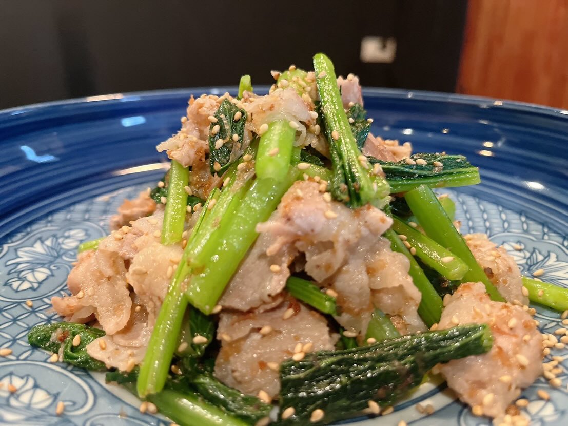 ソンクラン前の影響なのか
静かな平日となっていますが
我々は元気いっぱいで
皆様のご来店お待ちしております♪

おひとりさま大歓迎！
カウンター席大人気

おばんざい、鉄板焼きメニュー
二階テーブル席、三階個室完備
一階カウンター席でもオーダー可能です

黒兵衛では
各種ご宴会のご予約承ります♪
コース1,000バーツ〜
飲み放題 300バーツor 400バーツ

二階テーブル席
三階9名様までの小宴会用個室ございます。

よろしくお願いします♪
4月もHappy hour 開催中です
17:00〜19:30

キリンビール大瓶　120B
ウィスキーハイボール　80B

Happy hour in  April❗️
17:00〜19:30
Kirin Beer Big Bottle 120B
Whisky Hi-ball 80B

#バンコク創作料理居酒屋 #バンコク日本料理店 #バンコク小料理屋 #バンコクおひとりさま #バンコク1人飲み プラカノン バンコク日本人女性スタッフ常駐 バンコクおかみさん バンコクお好み焼き屋 バンコク鉄板焼き  バンコクおばんざい  japanesefood bangkok phrakhanong japaneserestaurant reopen happyhour obanzai bangkokokonomiyaki bangkokteppanyaki