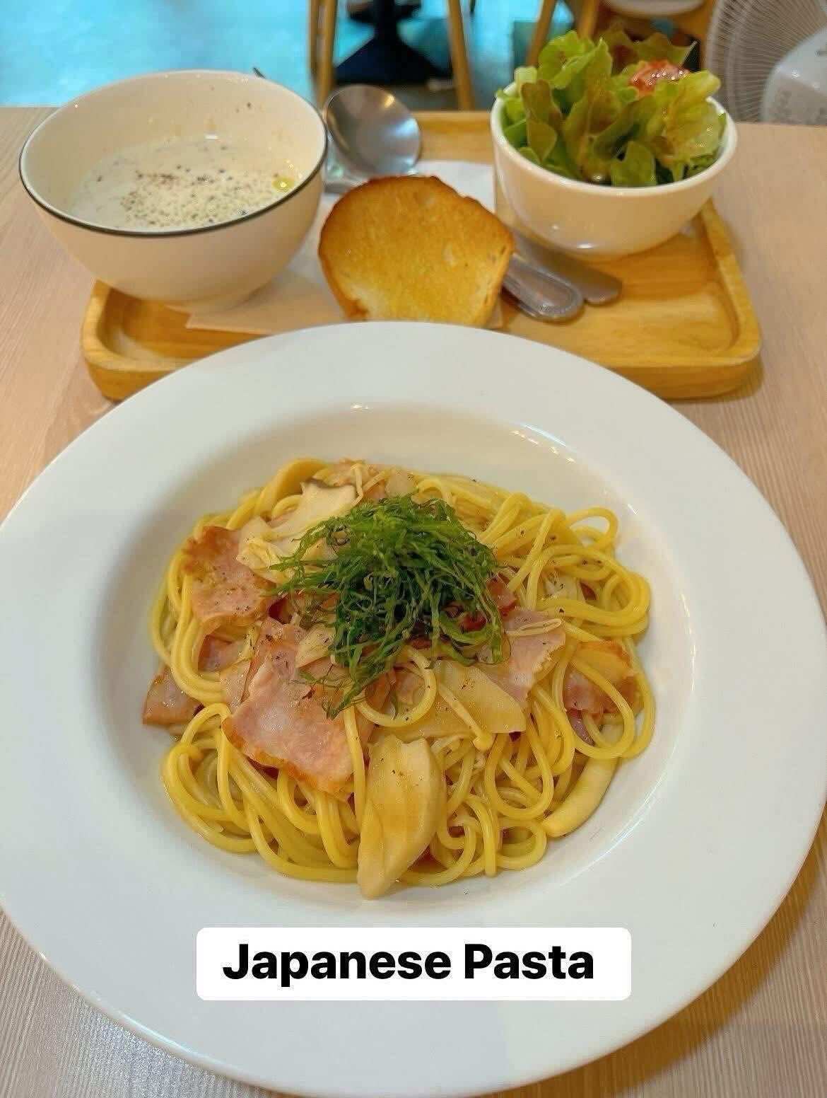 วันนี้อยากกินพาสต้าแบบไหน เลือกได้🍝🍝
เลย!🥙🍲🍝
Neapolitan Pasta หอมซอสมะเขือเทศ
เข้มข้น🍝
Meat Sauce Pasta ซอสเนื้อแน่น ๆ เต็ม
คำ🍝
Carbonara ครีมมี่ละมุน เบคอนฉ่ำ ๆ
3 Japanese Pasta สไตล์ญี่ปุ่น กลมกล่อม
ไม่เหมือนใคร🍲
Salmon Cream Pasta แซลมอนชิ้นโต
ซอสครีมนุ่ม ๆ🍝
เสิร์ฟพร้อม
0 ขนมปังกรอบ
อิ่มครบ จบในเซ็ตเดียว
สลัดสดใหม่ + © ซุปอุ่น ๆ +
วันนี้แวะมาฝากท้องกันนะคะ {Ol t
#พาสต้า #Pastalover #คาเฟ่สไตล์ญี่ปุ่น
#LunchSet #CafeB _ kok อร่อยบอกต่อ