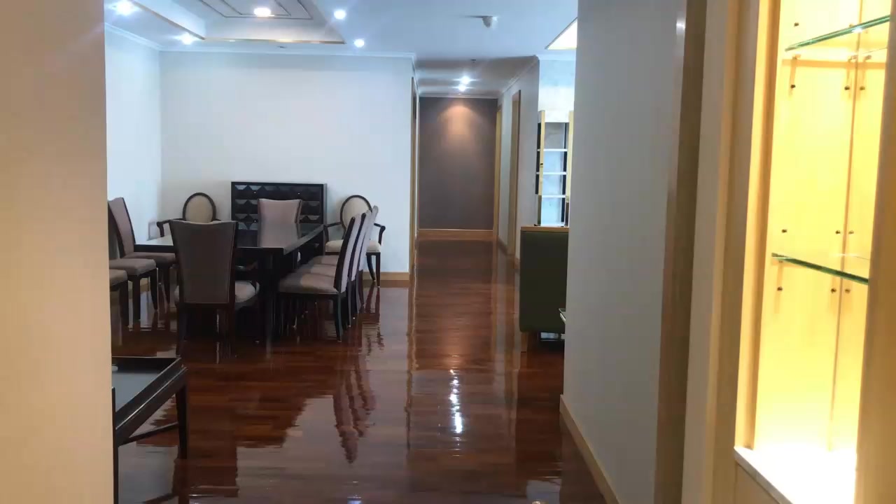 🏙バンコクの中心地、プロンポンエリアに位置し、高い人気を誇る「Grand 39 Tower」からの魅力的なご案内です✨素敵な街での生活を考えている方、ぜひチェックしてください！現在、広々とした2ベッドルーム（170㎡）と3ベッドルーム（230㎡）に空き予定があります。2ベッドは85,000バーツ、3ベッドは95,000バーツで提供中。🏠🏢

この物件は快適なタイでの生活をお約束します。広いリビングスペースそしてモダンなキッチンはご家族での生活をさらに豊かにします。日々の生活に欠かせない充実したファシリティはもちろん、BTSプロンポン駅まで徒歩数分の便利さも魅力です🏃‍♀️💨

人気物件ゆえに、お問い合わせ・ご予約はお早めに📞🗓️このチャンスを逃さず、バンコクでの快適な生活をスタートしましょう🌟

Here is an attractive offer from the highly popular "Grand 39 Tower," located in the heart of Bangkok, in the Phrom Phong area✨ For those considering living in a wonderful city, please check this out! Currently, there are upcoming availabilities for spacious 2-bedroom units (170㎡) and 3-bedroom units (230㎡). The 2-bedroom is available for 85,000 Baht, and the 3-bedroom is available for 95,000 Baht.🏠🏢

This property promises a comfortable life in Thailand. The spacious living area and modern kitchen will further enrich life for your family. Of course, the fully equipped facilities essential for daily life are included, and the convenience of being just a few minutes' walk from BTS Phrom Phong station is also an attraction🏃‍♀️💨

As this is a popular property, please inquire and make reservations as soon as possible📞🗓️ Don't miss this opportunity—start your comfortable life in Bangkok🌟
#バンコク生活
#紅樹株式会社
#プロンポンエリア人気物件
#3拍子揃った物件
#駅近物件