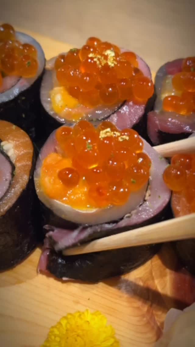 ✨ 鮮魚だけで仕上げた、贅沢海鮮海苔巻き。
日本から週に2回届く旬の鮮魚を惜しみなく使用した、Shakarich自慢の一品です。
瑞々しい魚介の旨みと、香り立つ海苔の風味が重なり合う上質な味わい。
特別なひとときを彩る、極上の海苔巻きをぜひご堪能ください。

✨ โรลสาหร่ายซีฟู้ดพรีเมียมที่ทำจากปลาเท่านั้น ไม่มีข้าว
ใช้ปลาสดตามฤดูกาลที่นำเข้าจากญี่ปุ่นสัปดาห์ละ 2 ครั้ง
อัดแน่นด้วยรสชาติความสดหวานของซีฟู้ดและกลิ่นหอมของสาหร่ายคุณภาพ
เชิญลิ้มลองรสชาติระดับพรีเมียมที่ Shakarich ภูมิใจนำเสนอ

✨ Premium seafood nori roll made only with fresh fish — no rice.
Crafted with seasonal fish flown in from Japan twice a week.
A harmonious balance of fresh seafood flavor and the aroma of high-quality nori.
Experience this signature delicacy proudly presented by Shakarich.

For reservations or inquiries, please contact us via phone or LINE on our profile.

#Shakarich#Thonglor#Surawong #PremiumSeafoodRoll #BangkokDining海鮮海苔巻き ご飯なしロール 日本直送 旬の鮮魚 高級和食 寿司好き バンコクグルメ 鮮魚ロール 美食時間