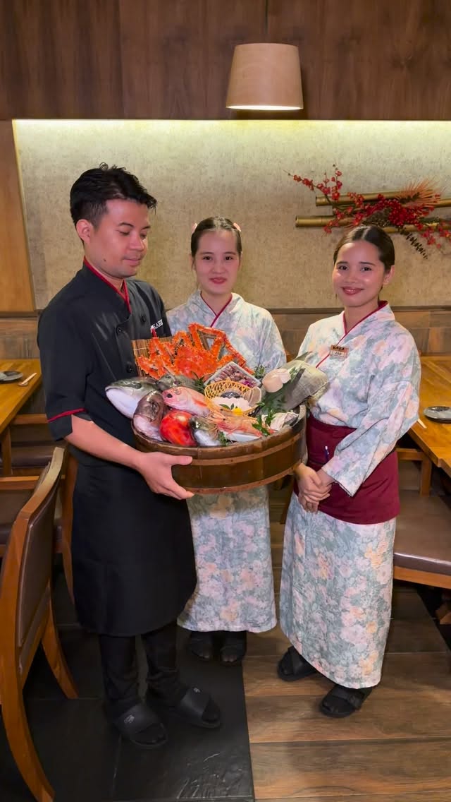 Spring Recommendations

Fresh seasonal seafood delivered directly from Japan twice a week.
Enjoy a variety of dishes featuring carefully selected ingredients, including sashimi and sushi prepared to highlight their natural flavor.

Our spring specials also feature seasonal delicacies such as firefly squid and pen shell clam, bringing the taste of spring to your table.

For reservations or inquiries, please contact us via LINE on our profile or by phone.

春のおすすめ

週2回、日本から直送される旬の厳選鮮魚。
刺身や寿司をはじめ、素材の魅力を引き出した多彩なお料理をご用意しております。

春のおすすめでは、蛍烏賊・平貝など、旬の食材を使用した季節料理もお楽しみいただけます。

ご予約・お問い合わせはプロフィールのLINEまたはお電話より承ります。

เมนูแนะนำฤดูใบไม้ผลิ

ปลาสดตามฤดูกาลคัดสรรพิเศษ ส่งตรงจากญี่ปุ่นสัปดาห์ละ 2 ครั้ง
พร้อมเสิร์ฟทั้งซาชิมิ ซูชิ และเมนูอาหารญี่ปุ่นหลากหลายที่เน้นรสชาติของวัตถุดิบอย่างแท้จริง

เมนูฤดูใบไม้ผลิยังมีวัตถุดิบตามฤดูกาล เช่น หอยเชลล์ญี่ปุ่น (Tairagai) และปลาหมึกโฮตารุอิกะ ให้คุณได้ลิ้มรสความอร่อยของฤดูใบไม้ผลิ

สำรองที่นั่งหรือสอบถามข้อมูลได้ทาง LINE ในโปรไฟล์ หรือโทรศัพท์

#Shakarich #JapaneseRestaurant #BangkokDining #SeasonalMenu #SpringSpecial JapaneseCuisine Sashimi Sushi BangkokFood Washoku