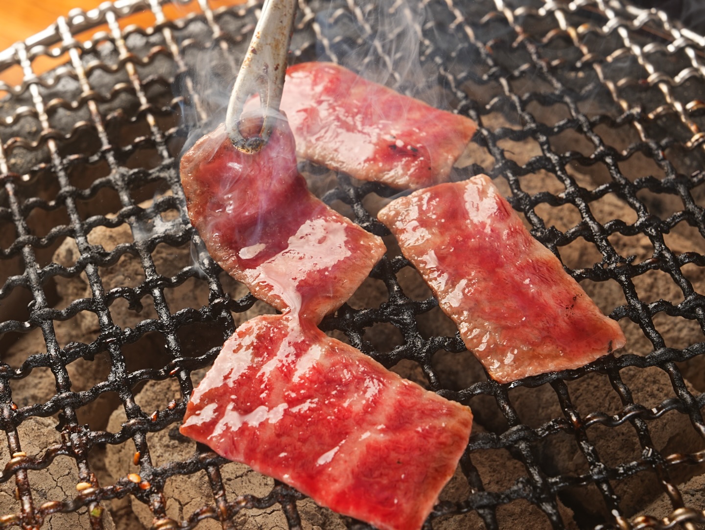 Bringing out the true flavor of premium beef with charcoal fire.

Tottori Wagyu, grilled to perfection
with a rich, smoky aroma.

An unforgettable yakiniku experience in every bite.

ดึงรสชาติแท้ของเนื้อออกมาด้วยเตาถ่าน

เนื้อวากิวจากทตโตริ
ย่างด้วยกลิ่นหอมของถ่าน

ประสบการณ์ยากินิคุระดับพรีเมียมในทุกคำ

#yakinikubkk