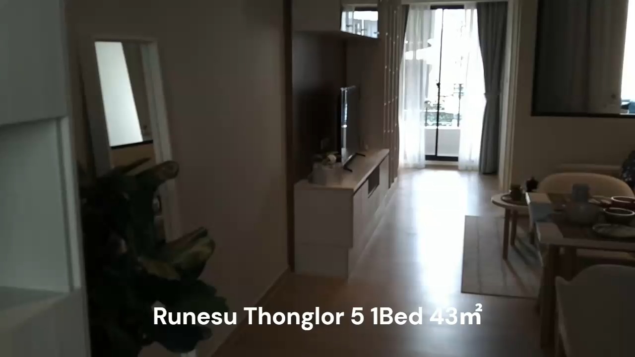 バンコクで日本の快適さと機能性を求めているあなたへ✨ トンローソイ５にあるRunesu Thonglor 5の1ベッドルーム物件が空いています! お家賃は4万バーツ台からで、日本人の方にぴったりの住環境です🏠

この物件は日本の不動産業者が手がけているため、内装や設備に日本のスタイルが活かされています。🇯🇵 ユニットバスや電動オシュレット、タイではあまり無い玄関スペースもあります。🛀

さらに、抗菌タイルの壁や床下収納など、細部にまでこだわった設計が魅力👌 専用駐車場はオートパーキングなので安心してお車もご利用いただけるうえ、大浴場などのファシリティも充実しています🚗

バンコクで日本のクオリティをそのまま体験したい方、ぜひ一度ご覧ください🏡✨ ご興味のある方はお気軽にお問い合わせを！

For those seeking Japanese comfort and functionality in Bangkok✨, a 1-bedroom unit at Runesu Thonglor 5 on Thonglor Soi 5 is available! Rent starts from the 40,000 baht range, making it the perfect living environment for Japanese people🏠.

This property is developed by a Japanese real estate company, so Japanese style is incorporated into the interiors and facilities. 🇯🇵 It features a unit bath, electric bidet, and even an entryway, which is rare in Thailand. 🛀

Furthermore, the design is detailed down to the smallest particulars, such as antibacterial tile walls and underfloor storage👌. There is also a dedicated parking lot with automatic parking for worry-free use of your car, as well as a full range of facilities like a large communal bath🚗.

If you want to experience Japanese quality as-is in Bangkok, please take a look🏡✨. If you are interested, feel free to contact us!

在曼谷寻找日本舒适性和功能性的您✨ 位于通罗巷5的Runesu Thonglor 5有一套一卧室房源现正空出！租金从4万泰铢起，是非常适合日本人的居住环境🏠

这套房产由日本房地产公司开发，因此在内饰和配套设施上充分体现了日本风格。🇯🇵 设有整体浴室和电动智能马桶盖，还有在泰国很少见的玄关空间。🛀

此外，墙壁采用抗菌瓷砖，地面设有地板下收纳等，对细节的讲究非常吸引人👌 专用停车位为全自动停车系统，让您安心开车，另外还配有公共浴场等丰富的配套设施🚗

如果您想在曼谷原汁原味地体验日本品质，请务必过来参观一下🏡✨ 有兴趣的朋友欢迎随时咨询！

#バンコク賃貸
#トンロー
#紅樹株式会社
#日本の不動産屋建築
#リーズナブルな家賃