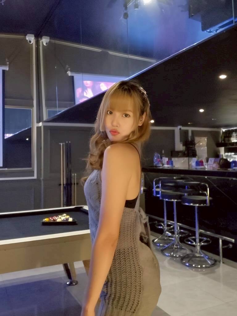 日曜日も営業中✨

みんな、こんにちは！週末が近づいても、お楽しみはまだまだ続きますよ！🎉バーエリアは19時からオープン🍸。冷たいドリンクを片手に、セクシーニットウィークを堪能しましょう。そうなんです、今日から人気のセクシーニットウィークスタートです！🔥

週明けは何かとバタバタしますよね😅。そんな時でも、日曜日のリラックスタイムを忘れずに✨皆さんのご来店を心よりお待ちしております。新作ニットで、いつもとは一味違う自分を見つけてみませんか？👗💕

それでは、今夜も乾杯しましょう！お友達も誘って、楽しい夜を一緒に過ごしませんか？お待ちしてまーす🎶

Open on Sundays too ✨

Hey everyone! Even as the weekend approaches, the fun is far from over! 🎉The bar area opens from 7pm🍸. Enjoy Sexy Knit Week with a cool drink in hand. That's right, our popular Sexy Knit Week starts today! 🔥

The beginning of the week tends to get hectic, right? 😅 Even at such times, don't forget your relaxing Sunday time✨. We sincerely look forward to your visit. Why not discover a different side of yourself with our new knitwear? 👗💕

Well then, let's raise a glass tonight too! Why not invite your friends and spend a fun evening together? We're looking forward to seeing you! 🎶

周日也照常营业中✨

大家好！即使周末临近，精彩还在继续哦！🎉酒吧区从19点开放🍸。手里拿着冰镇饮品，尽情享受性感针织周吧。没错，从今天开始，备受欢迎的性感针织周正式开启！🔥

一到周初总是特别忙碌对吧😅。即便如此，也别忘了享受周日的放松时光✨我们真心期待您的光临。不如用新品针织，发现与以往不一样的自己吧？👗💕

那么，今晚也来干杯吧！快叫上朋友们，一起度过愉快的夜晚如何？我们等你哦🎶

일요일도 영업 중✨

여러분, 안녕하세요! 주말이 다가와도, 즐거움은 아직 끝나지 않았어요!🎉 바 에리어는 19시부터 오픈🍸. 시원한 드링크를 한 손에 들고, 섹시 니트 위크를 만끽해봅시다. 맞아요, 오늘부터 인기 있는 섹시 니트 위크가 시작됩니다!🔥

주 초에는 이것저것 정신없죠😅. 그런 때에도 일요일의 릴랙스 타임을 잊지 마세요✨ 여러분의 방문을 진심으로 기다리고 있습니다. 신상 니트로 언제와는 다른 새로운 자신을 발견해보지 않으시겠어요?👗💕

그럼, 오늘 밤도 건배해요! 친구들도 초대해서, 즐거운 밤을 함께 보내보지 않을래요? 기다리고 있어요🎶

#バンコク
#トンロー
#カラオケバー
#ダーツ
#バンコク遊び