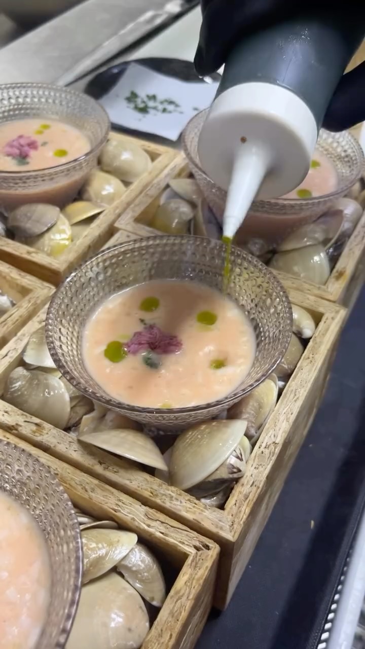 桜色に仕上げた蛤のクラムチャウダー。
春限定の一皿です。

蛤の旨みを丁寧に引き出し、
まろやかで上品な味わいに仕上げました。

桜コースでお楽しみ頂けます。

Sakura Hamaguri Clam Chowder
A limited-time spring dish.

Rich hamaguri clam flavor,
finished with a smooth and elegant taste.

Available as part of our Sakura course.

ซุปครีมหอยฮามะกุริ สีซากุระ
เมนูพิเศษเฉพาะฤดูใบไม้ผลิ

รสชาติหอยเข้มข้น
เนื้อสัมผัสนุ่มละมุน

สามารถเพลิดเพลินได้ในคอร์สซากุระ

#しゃかリッチ #クラムチャウダー #桜メニュー #春限定 #バンコク和食 個室和食 bangkokdining japanesefood omakase seasonalmenu