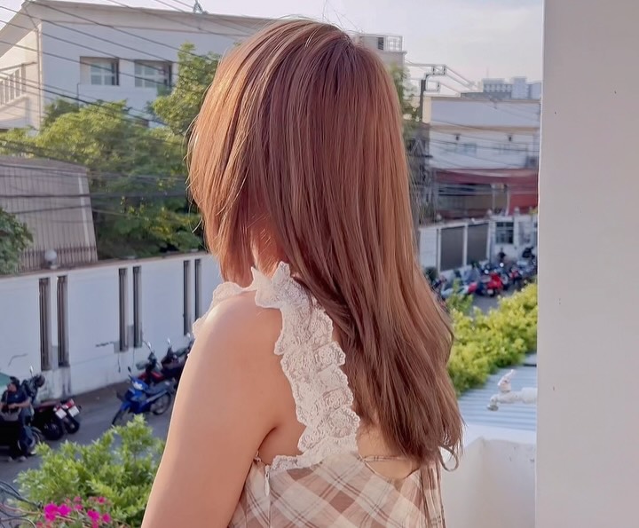 Cappuccino Brownie
สีน้ำตาลนมละมุน ให้ลุคอบอุ่น นุ่มนวล ดูแพง

CAPPUCCINO LINE
ไม่ว่าจะเป็นสไตล์ไหน
ก็เข้ากันได้อย่างลงตัว
เผยความเป็นตัวคุณอย่างเป็นธรรมชาติ
พร้อมเริ่มต้นลุคใหม่ที่ดูสดใส

สูตร “Milky Blend”
เพื่อสีผมโทนอุ่นที่นุ่มละมุนและเงางาม

ออกแบบมาให้เข้ากับสีโทนขาว (White Color)
ช่วยผสมผสานโทนอุ่นและโทนเย็นได้อย่างสมดุล
แม้เส้นผมที่ผ่านการทำเคมีหลากหลาย
ก็ยังดูนุ่มลื่น เงางาม และเป็นธรรมชาติ

✔ สีติดสวย แต่ไม่ทำให้ผมดูหมองคล้ำ
✔ ลดการสะสมของสีที่ทำให้ผมแข็งกระด้าง
✔ ให้ผมดูเรียบเนียน สุขภาพดีอย่างเป็นธรรมชาติ

เปลี่ยนลุคของคุณให้ดูนุ่มละมุน
พร้อมประกายเงางามอย่างเป็นธรรมชาติในทุกมุมมอง 💫

🚘 ฟรีที่จอดรถ
👇🏻
Booking : 📕
Line oa @cyanbkk
Tel. 020092616
  0622922841
Open hours :⏰
Everyday 9.30-18.30 น.

#japanesesalon #japanesehair #tokyohair
#japanesehaircolor #ashhair beigehair
haircolor bangkoksalon ร้านทำผมสไตล์ญี่ปุ่น
hairtransformation ร้านทำผมทองหล่อ

バンコク美容室  トンロー美容室  日本人美容師 日本式ヘアサロン 透明感カラー
アッシュカラー ベージュカラー 外国人風カラー ThonglorSalon bangkokjapanesesalon