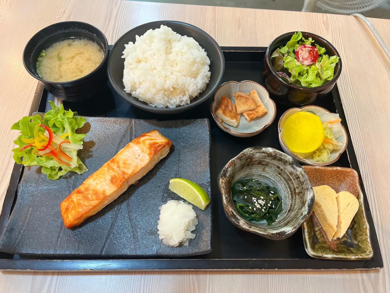 🍱มื้อญี่ปุ่นง่ายๆ ที่อิ่มทั้งท้อง อิ่มทั้งใจ
ปลาแซลมอนย่างหอมๆ กับข้าวญี่ปุ่นร้อนๆ 🍱
คือความสุขของวันนี้🍣
 
เปิด  8.00-20.00น.
(หยุดทุกวันจันทร์)
 📌MAP
https://maps.app.goo.gl/stbsuDxw4XkGBivu5?g_st=ic
☎️ 020370809

🛵 สั่ง Delivery อร่อยฟิน~ ได้ถึงที่บ้านแล้ว คลิกลิงก์เลย! 👇
Grab: https://bit.ly/303QHYr
Wongnai Lineman : https://lin.ee/ieqzISN

#bangkokcafe #คาเฟ่ใกล้ฉัน #คาเฟ่ญี่ปุ่น
#อาหารญี่ปุ่นพรีเมี่ยม

#JapaneseLunch SalmonSet อาหาร ญี่ปุ่น มื้ออร่อย CafeStyle อร่อยบอกต่อ