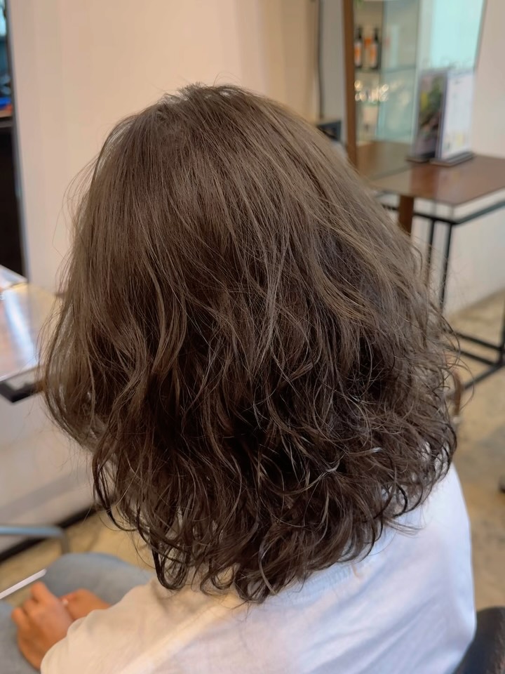 Natural Ash Brown 🤎 #สีน้ำตาลหม่นธรรมชาติ ไม่ต้องฟอก ให้โทนนุ่ม ละมุน ดูเป็นธรรมชาติ ✨

สีนี้ช่วยลดความส้ม/แดงของผม ทำให้โทนสีดูเย็นลงแบบพอดี ไม่เข้ม ไม่อ่อนเกินไป

เหมาะกับลูกค้าที่อยากเปลี่ยนลุคให้ดูสุภาพ เรียบร้อย และดูดีขึ้นทันที 💇‍♀️

หลังทำผมยังดูสุขภาพดี เงางาม และดูแลง่ายมากค่ะ
เป็นอีกหนึ่งโทนยอดนิยมของลูกค้าสายญี่ปุ่นที่ทำซ้ำบ่อย

🅑🅞🅞🅚🅘🅝🅖 จองคิว.!!
ติดต่อสอบถามโปรโมชั่นได้ที่
---------------------------------------

Hair Atelier ADOR - แฮร์ อเทลเลอร์ อดอร์ 
🧡  𝐓𝐄𝐋: 02-108-9977, 084-044-8900
💚 𝐋𝐈𝐍𝐄 𝐎𝐀: @hairatelierador
📍ทองหล่อ Noble Ora Condo ชั้น 1 
การเดินทาง: 🚝BTS ทองหล่อ/ 🚙 มีที่จอดรถสะดวก
---------------------------------------

#HairAtelierADOR
#ร้านทำผมทองหล่อ
#ร้านทำผมสไตล์ญี่ปุ่น
#バンコク美容室