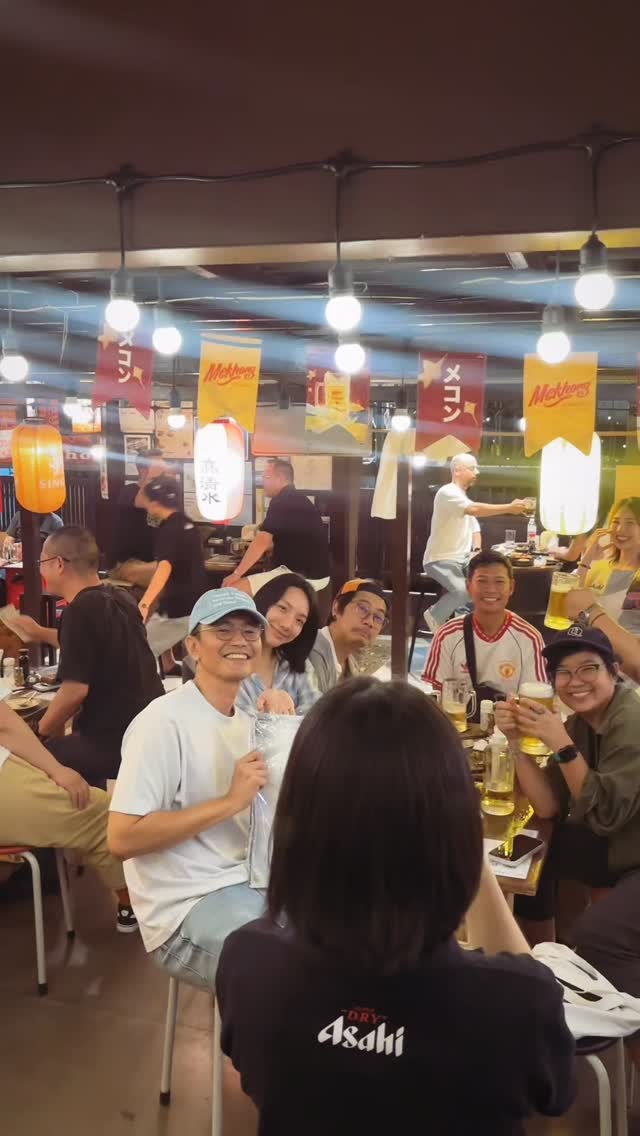 The most fun night in Thonglor 🍻🔥
ASAHI BEER PROMOTION is on!

Friends, drinks, and good vibes.
Come join us tonight 👇

トンローで一番盛り上がる夜🍺
一緒に乾杯しよう

คืนนี้มาดื่มกันครับ 🍻

#ThonglorYokocho
#ThonglorNight
#BangkokIzakaya
#AsahiBeer
#BangkokNightlife