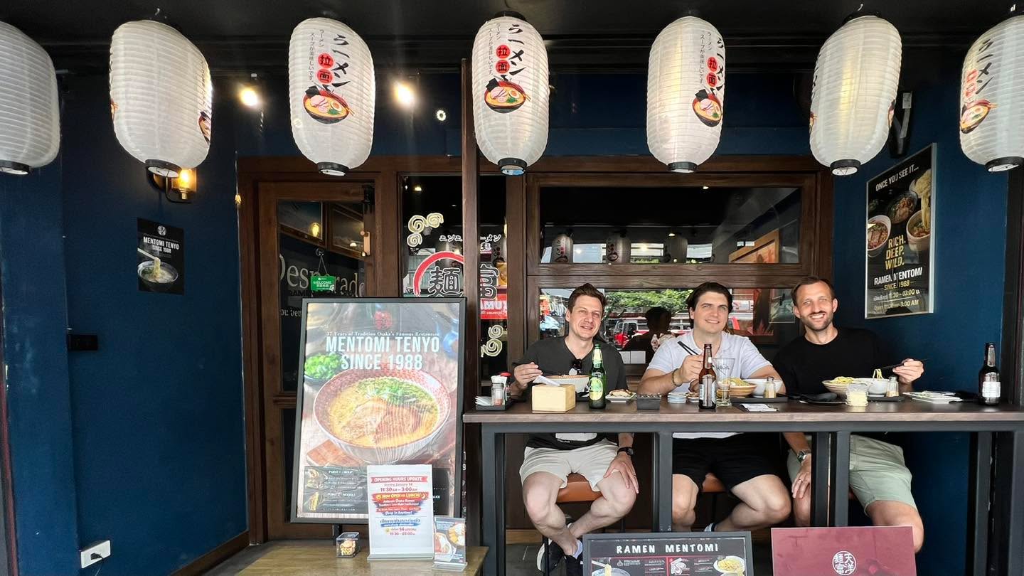 Hot ramen guaranteed. Cold drinks
… served to cool you down. 😎😎
#tonglor #ramenbkk #bangkokramen #ramenmentomi