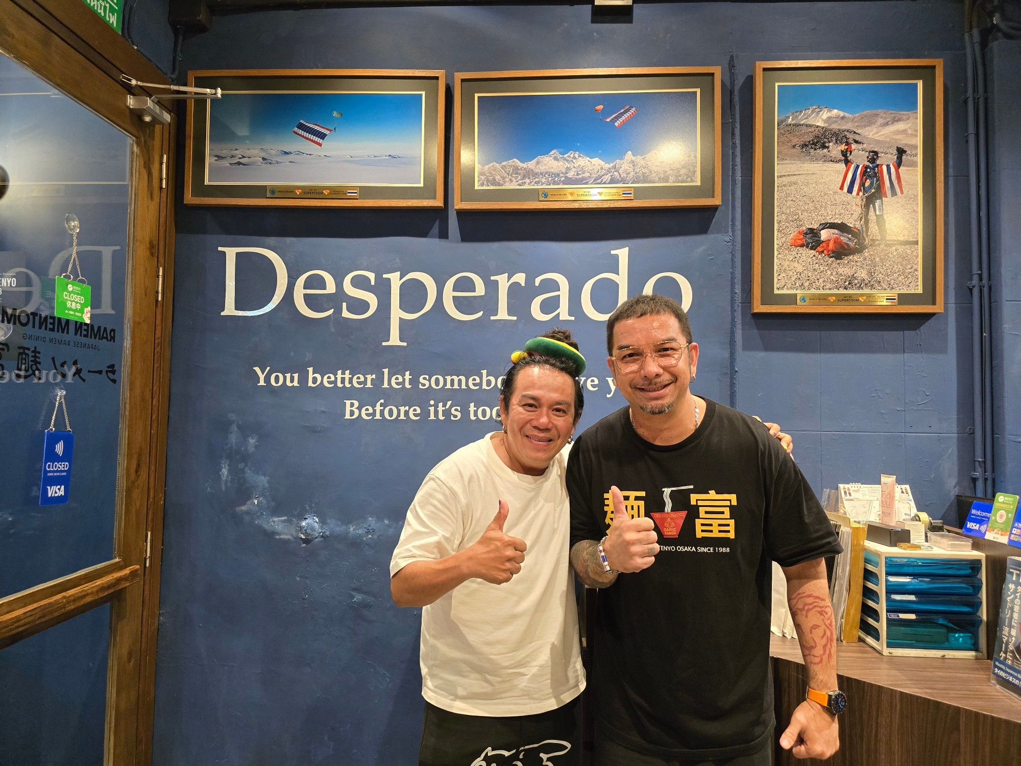 พี่หอยให้เกียรติมาทานราเมงที่ร้าน น้องๆในร้านตื่นเต้นกันใหญ่เดินมาบอกพี่ๆขอถ่ายรูปกับพี่หอยให้หน่อยได้ไหม สรุปพี่หอยเรียกน้องๆทั้งร้านมาถ่ายให้หมด พี่หอยเป็นกันเองมากๆครับ ไว้แวะมาอีกนะครับ ขอบคุณมากๆครับ