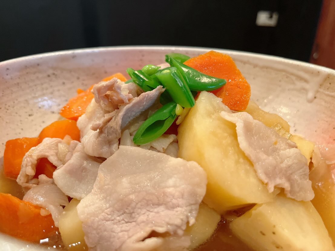 ソンクラン前の華金✨
みなさ〜ん全員集合💨
皆様のご来店お待ちしております♪

おひとりさま大歓迎！
カウンター席大人気

おばんざい、鉄板焼きメニュー
二階テーブル席、三階個室完備
一階カウンター席でもオーダー可能です

黒兵衛では
各種ご宴会のご予約承ります♪
コース1,000バーツ〜
飲み放題 300バーツor 400バーツ

二階テーブル席
三階9名様までの小宴会用個室ございます。

よろしくお願いします♪
4月もHappy hour 開催中です
17:00〜19:30

キリンビール大瓶　120B
ウィスキーハイボール　80B

Happy hour in  April❗️
17:00〜19:30
Kirin Beer Big Bottle 120B
Whisky Hi-ball 80B

#バンコク創作料理居酒屋 #バンコク日本料理店 #バンコク小料理屋 #バンコクおひとりさま #バンコク1人飲み プラカノン バンコク日本人女性スタッフ常駐 バンコクおかみさん バンコクお好み焼き屋 バンコク鉄板焼き  バンコクおばんざい  japanesefood bangkok phrakhanong japaneserestaurant reopen happyhour obanzai bangkokokonomiyaki bangkokteppanyaki