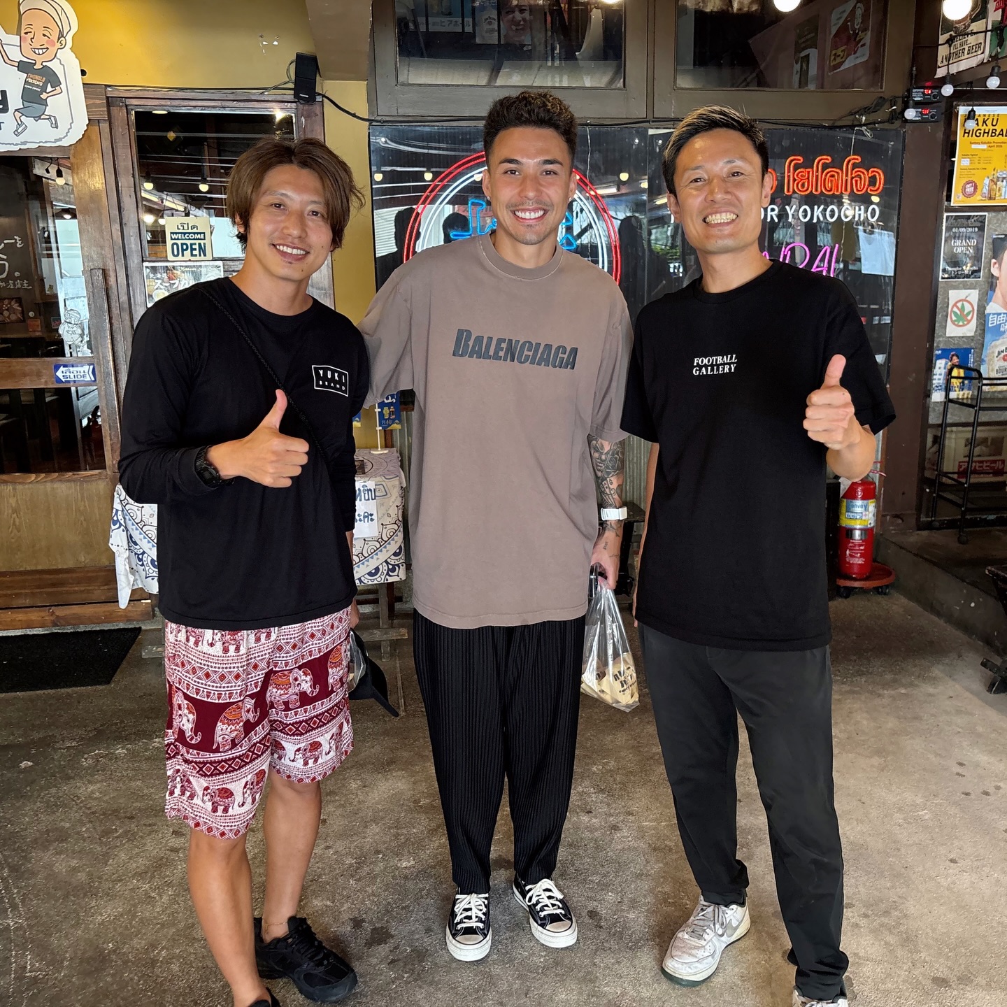 まさかのご来店…😳

@7charyl 選手が来てくれました⚽️🔥

めちゃくちゃ笑顔が素敵で最高すぎた…！

ขอบคุณมากครับที่มาเยี่ยมร้านเรา🙏
แล้วพบกันใหม่นะครับ♪( ´θ｀)ノ

@goshi40 ありがとうございました‼️

#トンロー横丁 #バンコク居酒屋 #Thonlor #CharylChappuis #バンコクグルメ