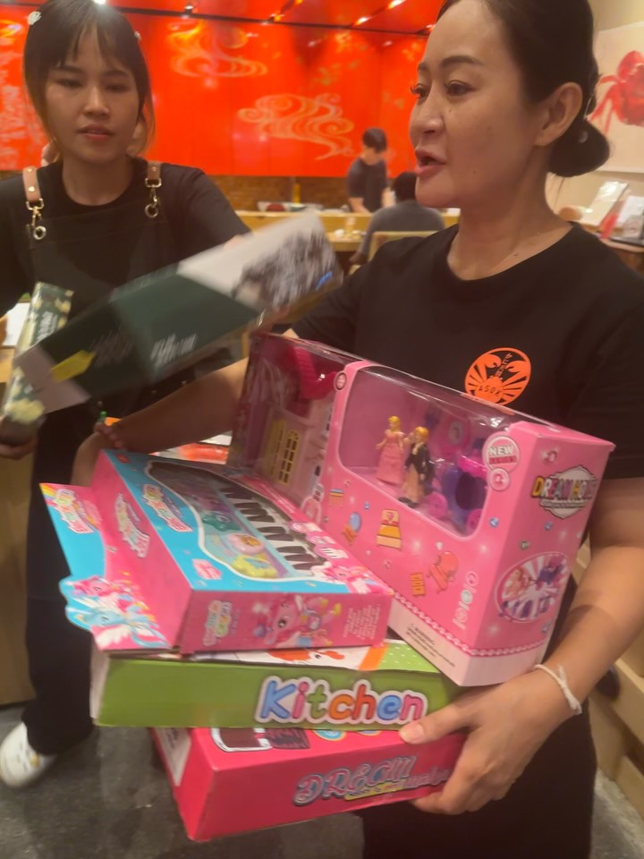 สะสมธงจากชุดเด็กให้ครบ 2 ธง แล้วมาแลกรับของเล่นสุดพิเศษกัน❣️

จำนวนจำกัด!
สามารถเลือกของเล่นที่ชอบ โดยใช้ธง 2 ธงแลกรับของเล่น 1 ชิ้นได้✨
⁡
Collect 2 flags from the kids’ set and get a special toy❣️

Limited quantity!
You can exchange 2 flags for 1 toy of your choice✨⁡
お子様セットについてくる旗を2枚集めて、豪華なおもちゃをゲットしよう❣️

数量限定！
お好きなおもちゃの中から、旗2枚でおもちゃ1つと交換できます✨