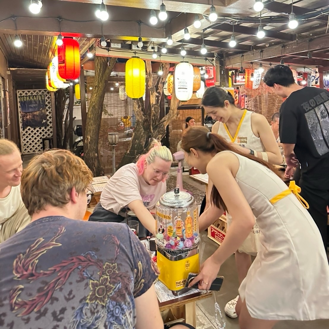 🎉
昨日のトンロー横丁は…
なまら盛り上がってました🔥

今週末はサントリー角ハイボールイベント開催中🥃
ガチャ回して、何が当たるかはお楽しみです🎯
外国人のお客さんもめちゃ楽しんでくれてます✨
初めての人でも絶対ハマるやつですよ♪( ´θ｀)ノ

Today & Tomorrow👇
Kakubin Highball Event is ON🔥
Try the gacha & win prizes🎯

トンローで飲むならトン横で決まり🍻

#トンロー横丁 #bangkoknight #kakubinhighball #thonglor #bangkokizakaya