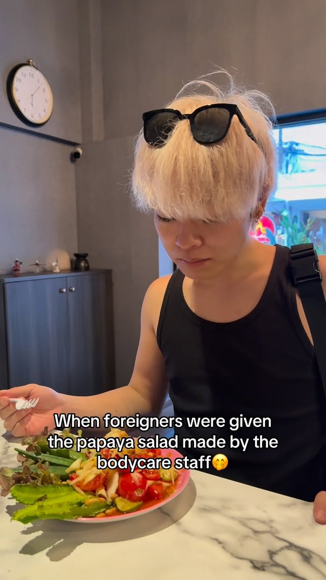 When foreigners were given the papaya salad made by the bodycare staff😘
