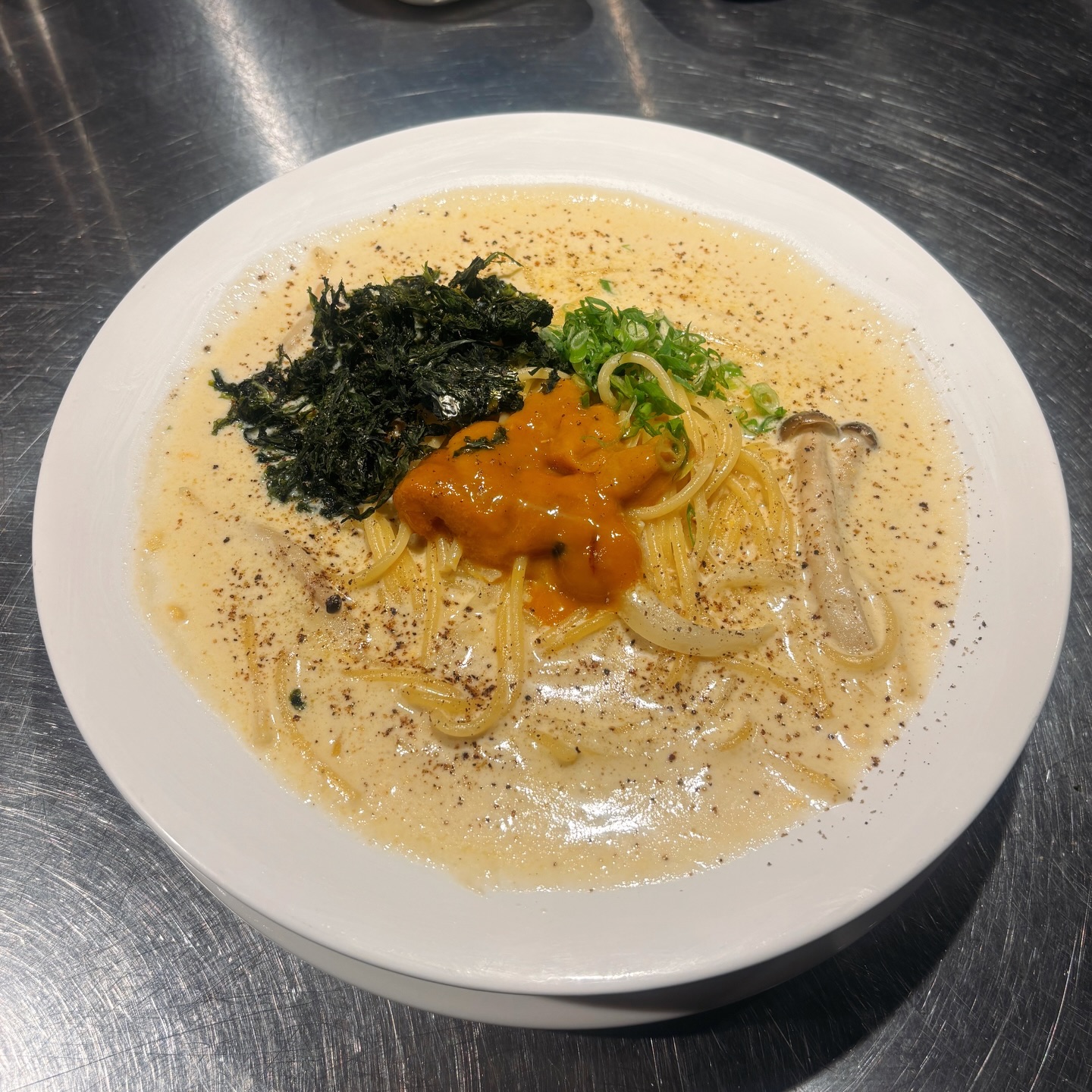 <試作>
こんな感じで新メニューの試作を続けてます‼︎

まだまだルンバは進化途中だけど、
来てくれた人に笑顔になってもらえるように👏🏻
やれることをやっていきます もっと面白くしていきます‼️
スープパスタだけじゃない、ってとこ見せていきます🔥

ยังคงลองทำเมนูใหม่ๆ แบบนี้อยู่ครับ
ยังอยู่ในช่วงพัฒนา แต่อยากให้ทุกคนที่มารู้สึกมีความสุข 👏🏻

รูมบ้า จะทำให้สนุกขึ้นไปอีกครับ
ไม่ใช่แค่ซุปพาสต้าเท่านั้น 🔥

#トンローグルメ
#バンコク居酒屋
#トンロールンバ
#新メニュー開発
#バンコク飲み