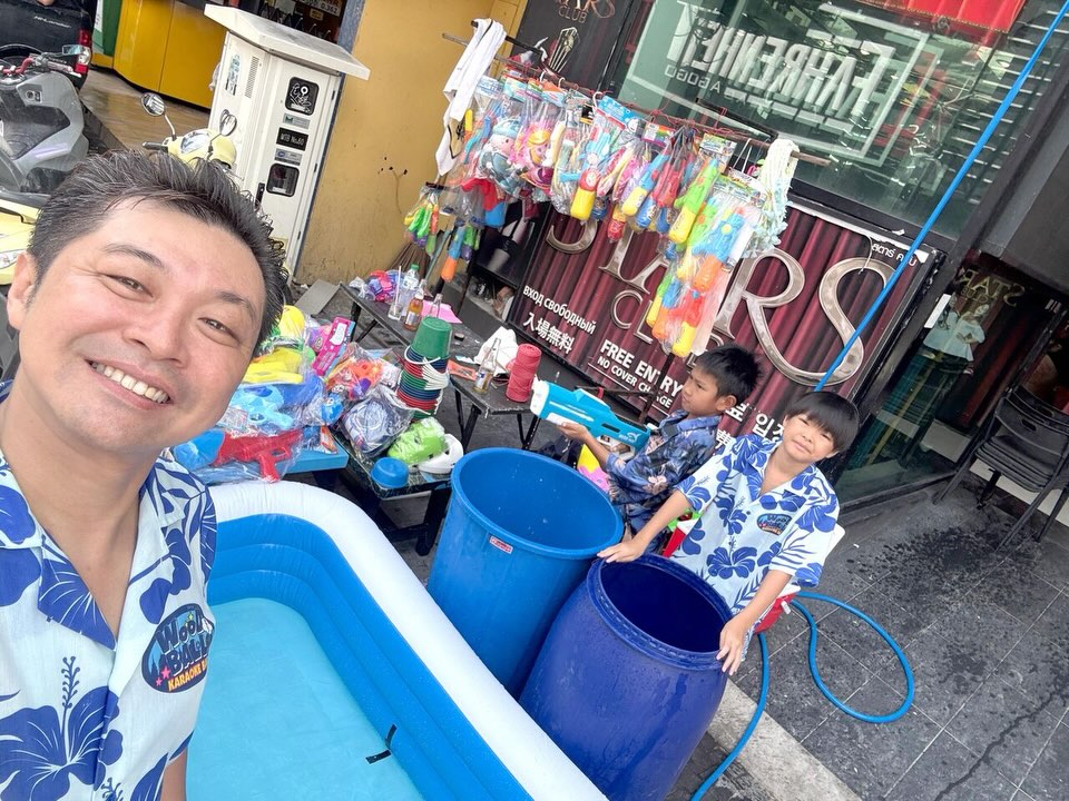 4月18日（土）、19日（日）は、14時より、ウッドボールパタヤビーチ店1階ウォーキングストリートにて、ソンクランイベント開催します！
特別価格で、ドリンクを販売し、水鉄砲等のソンクラングッズを格安にて販売します！
パタヤのソンクラン(ワンライ)を楽しみましょう！
お待ちしております♪
