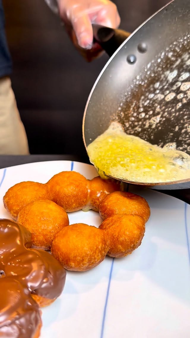 Mochi Donuts

Location:
6, 5 Soi Phrom Si 1, Khlong Tan Nuea, Watthana, Bangkok 10110 

Reservation:
02-662-7899

Dine-in time:
17:00〜0:00

#bangkok #japanesefood #izakaya #japaneserestaurant#居酒屋