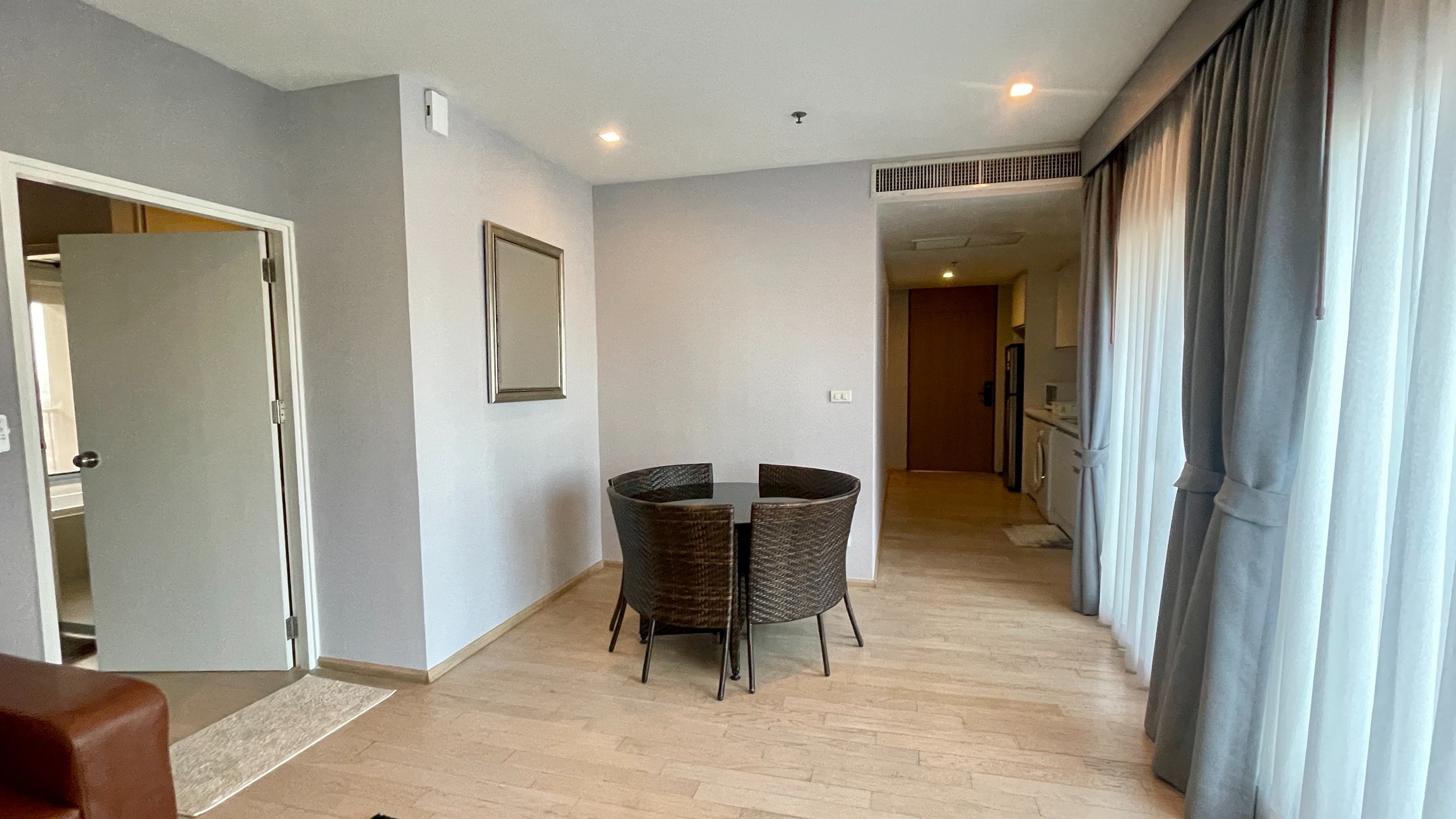 こんにちは、皆さん🌟 不動産仲介業のプロフェッショナルとして、本日は特別なご紹介です！BTSトンロー直結の物件「Noble Remix」に、広々とした1ベッドルーム62㎡のお部屋が空きました🏙️✨ そのお家賃は驚きの45,000バーツです❗️

このお部屋は22階に位置し、パノラマビューが楽しめる最高の立地。広い空間で解放感たっぷり、お仕事やプライベート時間をより充実させます🛋️ 雨の日でも濡れずにBTSにアクセス可能、便利さが際立ちます。また、1階にはセブンイレブンがありちょっとしたお買い物もすぐそこ🛒

都会での快適な生活をお求めの方にピッタリの物件です。このチャンスをお見逃しなく🏢💼

お問い合わせ、ご内覧のご予約はお気軽にDMください😊

Hello everyone🌟 As a real estate brokerage professional, today I have a special property to introduce! A spacious 1-bedroom, 62㎡ unit at "Noble Remix," directly connected to BTS Thong Lo, is now available🏙️✨ The rent is an astonishing 45,000 baht❗️

This room is located on the 22nd floor and offers the best location with a panoramic view. The spacious area gives you a great sense of openness, making both work and private time more fulfilling🛋️ You can access the BTS without getting wet even on rainy days, making it remarkably convenient. Plus, there's a 7-Eleven on the first floor, so quick shopping is always within reach🛒

It's a perfect place for those seeking a comfortable life in the city. Don’t miss out on this opportunity🏢💼

Feel free to DM for inquiries or to schedule a viewing😊

#トンローライフ
#理想のライフスタイル
#BTS直結
#便利な暮らし
#紅樹株式会社