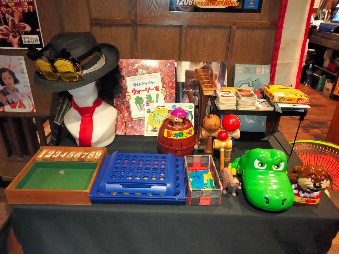 🎲✨トンロー横丁の遊びコーナー✨🎲

懐かしいゲームやおもちゃ揃えてます！！
ついつい童心に帰っちゃう…😆

大人も子供も関係なし♪( ´θ｀)ノ
気づいたらみんなでワイワイ盛り上がってます🍻

トンロー横丁
✔️美味しい料理
✔️気持ちいいサービス
✔️清潔な店内

だけじゃなく、
“楽しい時間”もしっかり用意していく方針😊

飲んで、食べて、遊んで
全部まとめて楽しめる場所です🔥
ぜひ遊びに来てください🥺

#トンロー横丁
#バンコク居酒屋
#遊べる居酒屋
#大人の遊び場
#バンコクグルメ

※おもちゃリクエストあったらお気軽に📲
(大切に使ってくださいね！！)