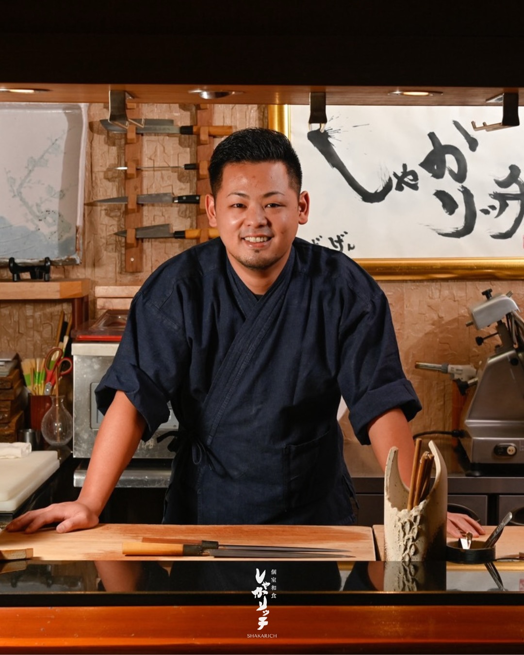 しゃかリッチ ランチ

料理長 福川 諒が手がける、しゃかリッチのランチ。

日本の有名ホテルや料亭で研鑽を積み、
確かな技術で一皿一皿丁寧に仕上げております。

その経験から生まれる、繊細で奥行きのある料理を
ランチタイムはお得なセットでご用意しております。

何から食べるか迷う楽しさの「迷い箸膳」
日本直送鮮魚のおまかせ寿司セット
脂の乗った鰻と出汁巻きの鰻玉丼
痺れる辛さの四川麻婆豆腐唐揚げセット

ランチセットはデザート・コーヒー付き。
完全個室でゆっくりとお愉しみください。

ご予約・お問い合わせはプロフィールの📞又は公式LINEより承ります。

—

Head Chef Ryo Fukukawa

Experience refined lunch sets crafted with precision and care.
Each dish reflects his training in renowned hotels and traditional restaurants in Japan.

A variety of premium sets are available, from sushi to seasonal specialties.

All lunch sets include dessert and coffee.
Enjoy your time in fully private rooms.

For reservations or inquiries, please contact us via phone or LINE on our profile.

—
#しゃかリッチ #バンコクランチ #和食ランチ #個室和食 #BangkokDining