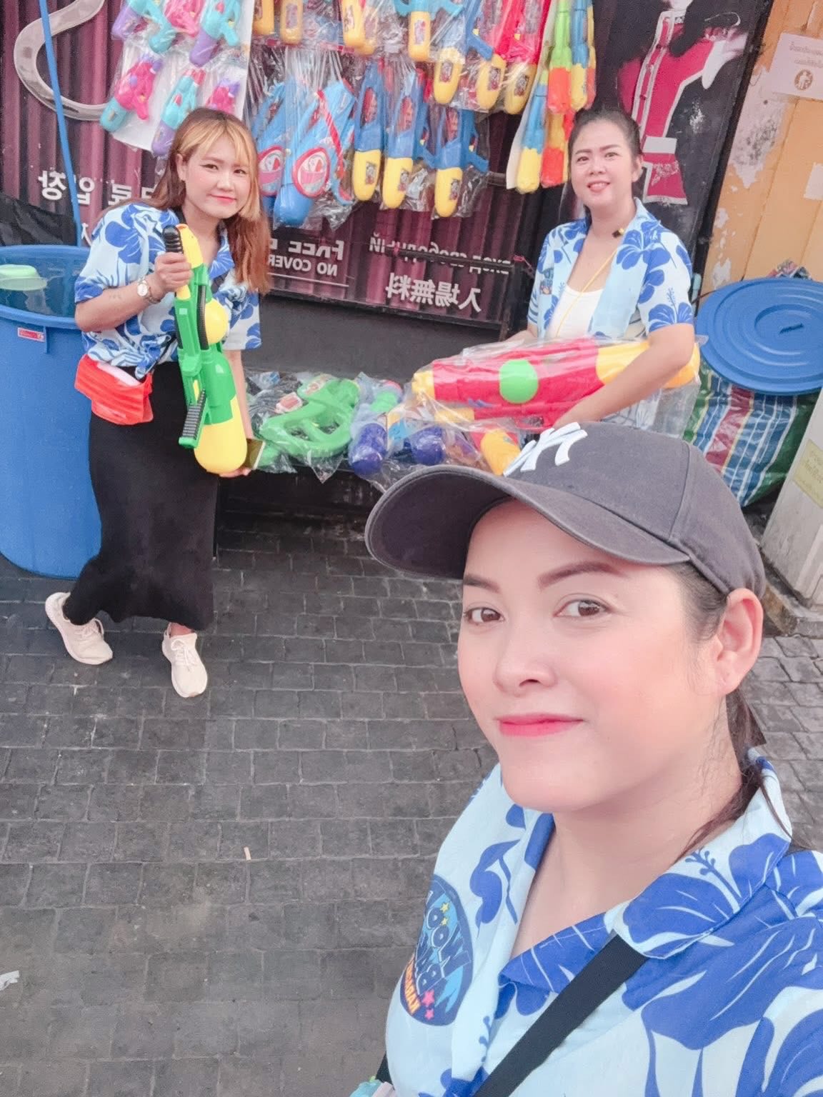 ハッピーソンクラン💦🌴
お店の1階にて、水鉄砲を格安販売してます！
ぜひ、皆さまのお越しをお待ちしております♪