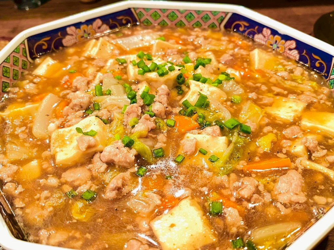 今日も元気にやってますよー😄
皆様のご来店お待ちしております♪

おひとりさま大歓迎！
カウンター席大人気

おばんざい、鉄板焼きメニュー
二階テーブル席、三階個室完備
一階カウンター席でもオーダー可能です

黒兵衛では
各種ご宴会のご予約承ります♪
コース1,000バーツ〜
飲み放題 300バーツor 400バーツ

二階テーブル席
三階9名様までの小宴会用個室ございます。

よろしくお願いします♪
4月もHappy hour 開催中です
17:00〜19:30

キリンビール大瓶　120B
ウィスキーハイボール　80B

Happy hour in  April❗️
17:00〜19:30
Kirin Beer Big Bottle 120B
Whisky Hi-ball 80B

#バンコク創作料理居酒屋 #バンコク日本料理店 #バンコク小料理屋 #バンコクおひとりさま #バンコク1人飲み プラカノン バンコク日本人女性スタッフ常駐 バンコクおかみさん バンコクお好み焼き屋 バンコク鉄板焼き  バンコクおばんざい  japanesefood bangkok phrakhanong japaneserestaurant reopen happyhour obanzai bangkokokonomiyaki bangkokteppanyaki