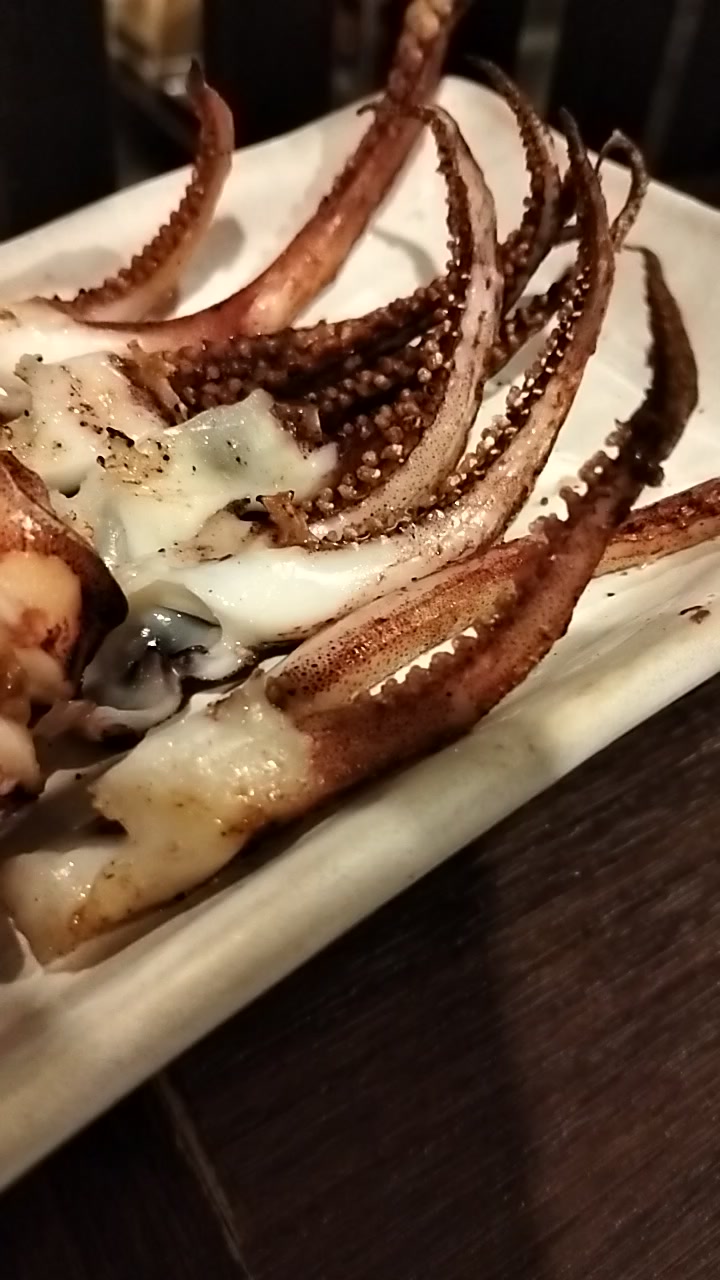 #พร้อมเสริฟจ้าา🔥 #ปลาหมึกสดย่าง #ปิ้งๆย่างๆ🐙🐚🐋 #Japaneserestaurant