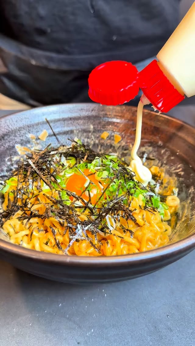 ・
Shin辛 Maze soba

Location:
6, 5 Soi Phrom Si 1, Khlong Tan Nuea, Watthana, Bangkok 10110 

Reservation:
02-662-7899

Dine-in time:
17:00〜0:00

#bangkok #japanesefood #izakaya #japaneserestaurant#居酒屋