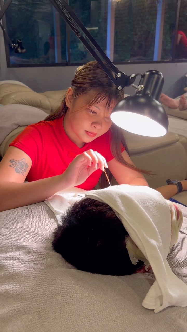 A little ear cleaning therapy goes a long way 👂🏻💆‍♀️

You can make a reservation at here👇
☎️ 02 124 5246
DM (X or FACEBOOK)
WhatsApp +66 98 925 5888
Line  lin.ee/YOE9biR

#bodycareworks #สปาเวียดนาม #asok #relaxing #spa