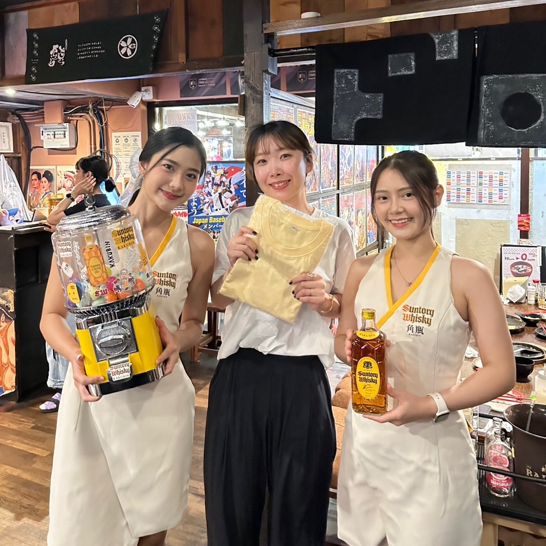 🪅
トンローで最もハイボールが楽しめる居酒屋
それが我ら「トンロー横丁」です🤪

3日間のサントリーイベント…
ご来店いただいた皆さまありがとうございました‼️

店内はずっと大盛り上がりで
笑顔と乾杯が止まらない最高の時間でしたよー🍻

そして今週末は…
【SORA梅酒イベント】開催
またまた乾杯しましょう♪

ขอบคุณลูกค้าทุกท่านมากๆครับ
ร้านอิซากายะย่านทองหล่อ
 “Thonglor Yokocho” 🙏

สุดสัปดาห์นี้พบกับ
“SORA Umeshu Event” นะครับ！

แล้วมาเจอกันนะครับ 😊

See you this weekend 🍻

#トンロー横丁 #バンコク居酒屋 #ทองหล่อ #BangkokIzakaya #Highball