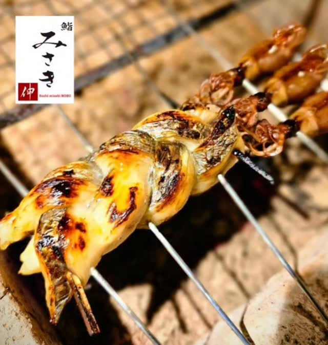 【A special course for Spring in Japan...!!】
▷▶︎▷LINE→@sushimisakinobu▶▷

今回は焼き物のご紹介!!
鮨みさき伸ではお摘みにもこだわっております!!

こちらは【太刀魚の西京焼き】と【ホタルイカの醤油焼き】
でございます！

太刀魚は味噌につけてから三つ編みにしております！
見た目の美しさはもちろん
どの場所を食べてもベストな脂と厚みになるように
調整しております！

焼いただけと思われがちな焼き物ですが
こだわり抜いた逸品を是非ともご賞味くださいませ！

Location: 
50 GMM Grammy PLACE, Sukhumvit 21 Rd. (Asoke), Khlongtoeinuea,Wattana, Bangkok 10110, Thailand

Sushi Misaki Nobu (GMM grammy place BF1)
chef 【NOBU】

Reservation: 
Sushi Misaki Nobu/062-495-2386

Dine-in time: 
12:00-lunch time open
17:00-dinner time open
※anytime customer choose reservation time
close 22:00
close every Monday

menu:
1.standard course 4000THB
2.special course 6000THB
3.Premium course 8000THB

#sushimisaki
#sushimisakinobu
#鮨みさき
#鮨みさき伸
#バンコク
おまかせ
Bangkok
omakase
sushi
鮨
寿司
タイ
Thailand
デート
接待