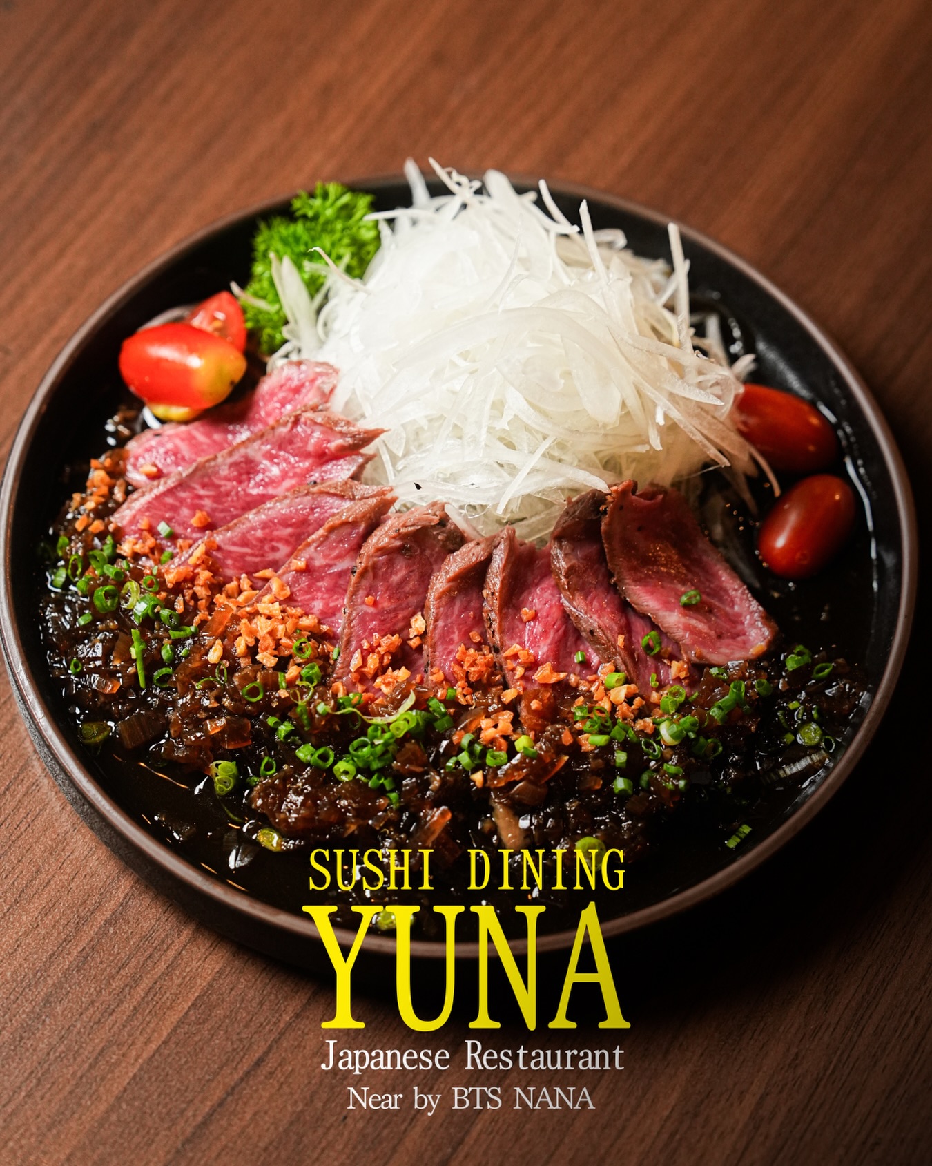 Wagyu Tataki — melt-in-your-mouth perfection.
Lightly seared premium wagyu, thinly sliced and topped with fresh onions.
Simple, rich, and unforgettable.
A must-try near BTS Nana.

Wagyu Tataki — เนื้อวากิวละลายในปาก
เนื้อวากิวพรีเมียมย่างเบาๆ สไลซ์บาง เสิร์ฟพร้อมหอมสด
เรียบง่าย แต่รสชาติเข้มข้นและน่าจดจำ
เมนูห้ามพลาด ใกล้ BTS นานา