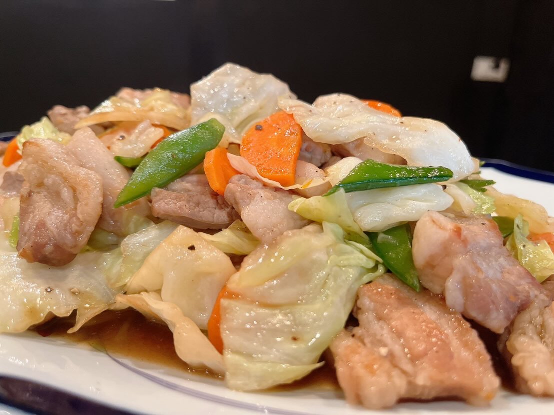 本日も営業しております〜
皆様のご来店お待ちしております♪

おひとりさま大歓迎！
カウンター席大人気

おばんざい、鉄板焼きメニュー
二階テーブル席、三階個室完備
一階カウンター席でもオーダー可能です

黒兵衛では
各種ご宴会のご予約承ります♪
コース1,000バーツ〜
飲み放題 300バーツor 400バーツ

二階テーブル席
三階9名様までの小宴会用個室ございます。

よろしくお願いします♪
4月もHappy hour 開催中です
17:00〜19:30

キリンビール大瓶　120B
ウィスキーハイボール　80B

Happy hour in  April❗️
17:00〜19:30
Kirin Beer Big Bottle 120B
Whisky Hi-ball 80B

#バンコク創作料理居酒屋 #バンコク日本料理店 #バンコク小料理屋 #バンコクおひとりさま #バンコク1人飲み プラカノン バンコク日本人女性スタッフ常駐 バンコクおかみさん バンコクお好み焼き屋 バンコク鉄板焼き  バンコクおばんざい  japanesefood bangkok phrakhanong japaneserestaurant reopen happyhour obanzai bangkokokonomiyaki bangkokteppanyaki