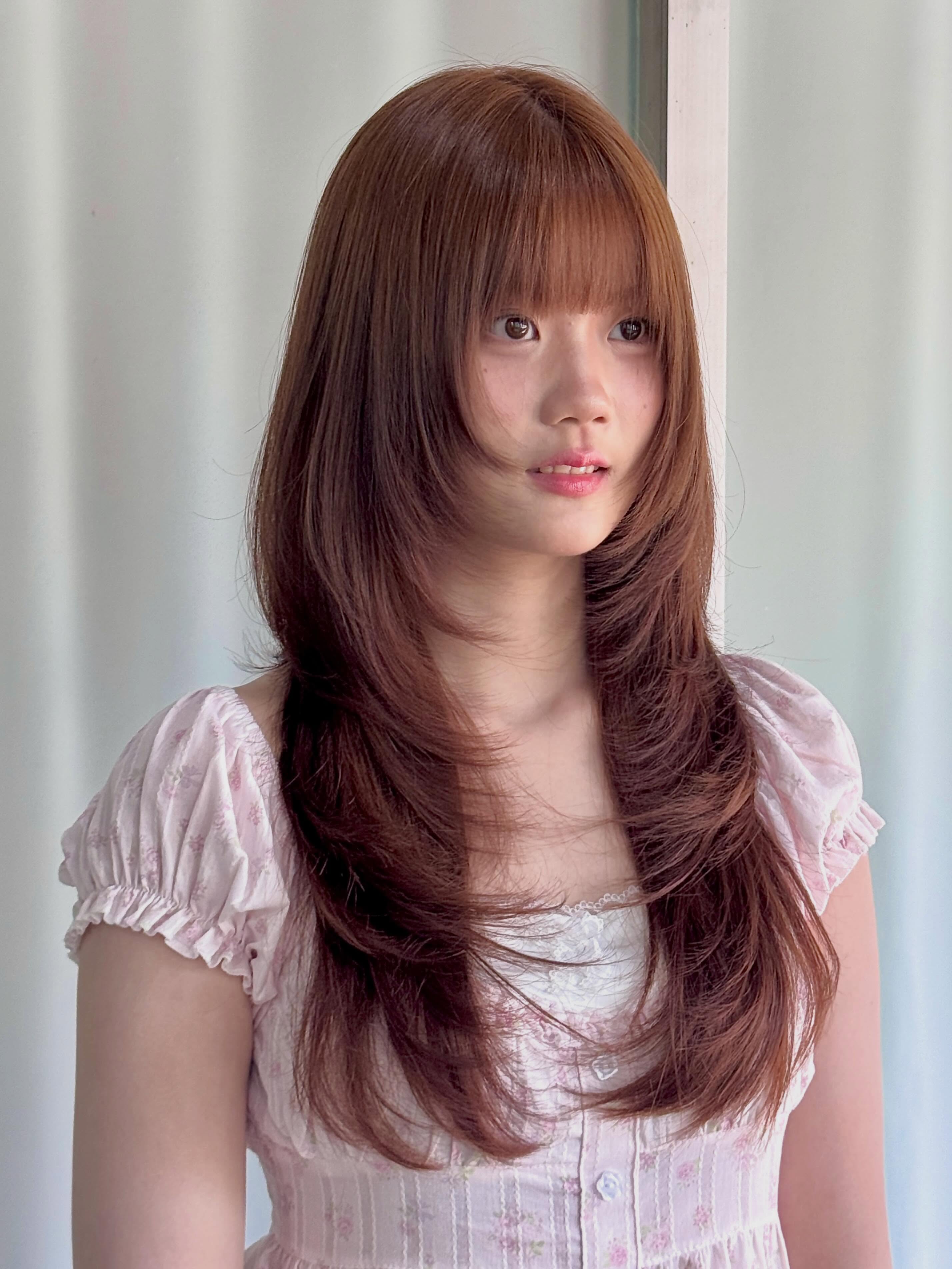 ผมเลเยอร์สไตล์ญี่ปุ่น ตัดแล้วหน้าดูละมุน ผมมีวอลลุ่ม  เบา พริ้วดูเป็นธรรมชาติ 🇯🇵✨

Japanese layered cut for a softer look and smaller face effect. Light, voluminous, and naturally beautiful 🇯🇵💇‍♀️

📍Cuu’s hair
