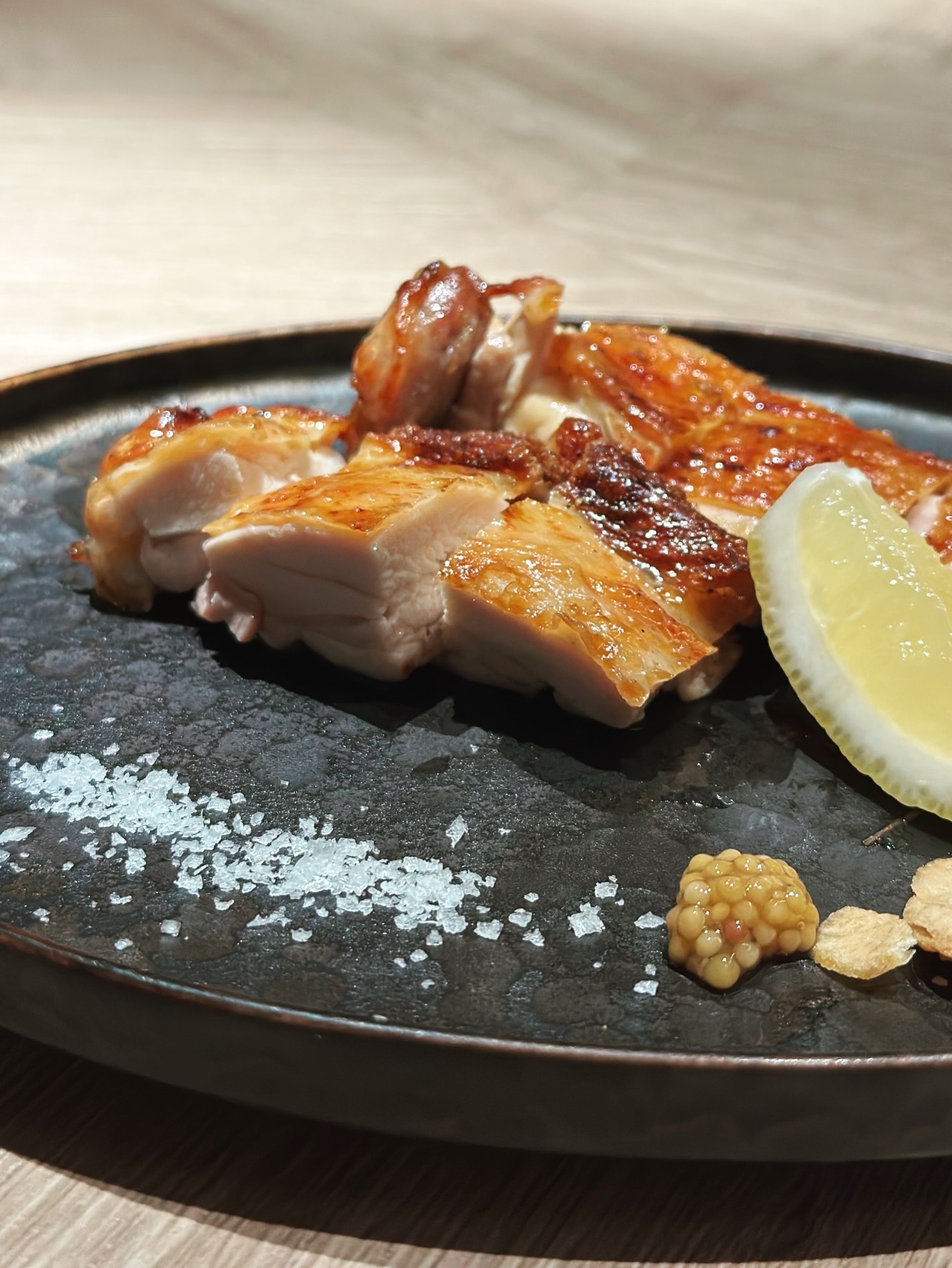 (เมนูภาษาไทย)
ไก่ตากแห้งหนึ่งคืนย่างถ่านบินโจตัน
นำไก่มาลดความชื้นข้ามคืนเพื่อให้รสอูมามิเข้มข้นขึ้น ก่อนย่างอย่างพิถีพิถันบนถ่านบินโจตัน
สัมผัสกลิ่นหอมควันถ่านอันลุ่มลึก รสชาติกลมกล่อมเข้มข้น และเนื้อสัมผัสนุ่มชุ่มฉ่ำพร้อมรสสัมผัสที่ยาวนาน

Overnight-Dried Chicken Charcoal Grill
Chicken is lightly air-dried overnight to concentrate its natural umami, then carefully grilled over binchotan charcoal.
Enjoy its rich smoky aroma, deepened flavor, and tender, lingering finish.

#bangkokfoodies 
#bangkokjapaneserestaurant 
#bangkokseafood 
#bangkokfood 
#robata