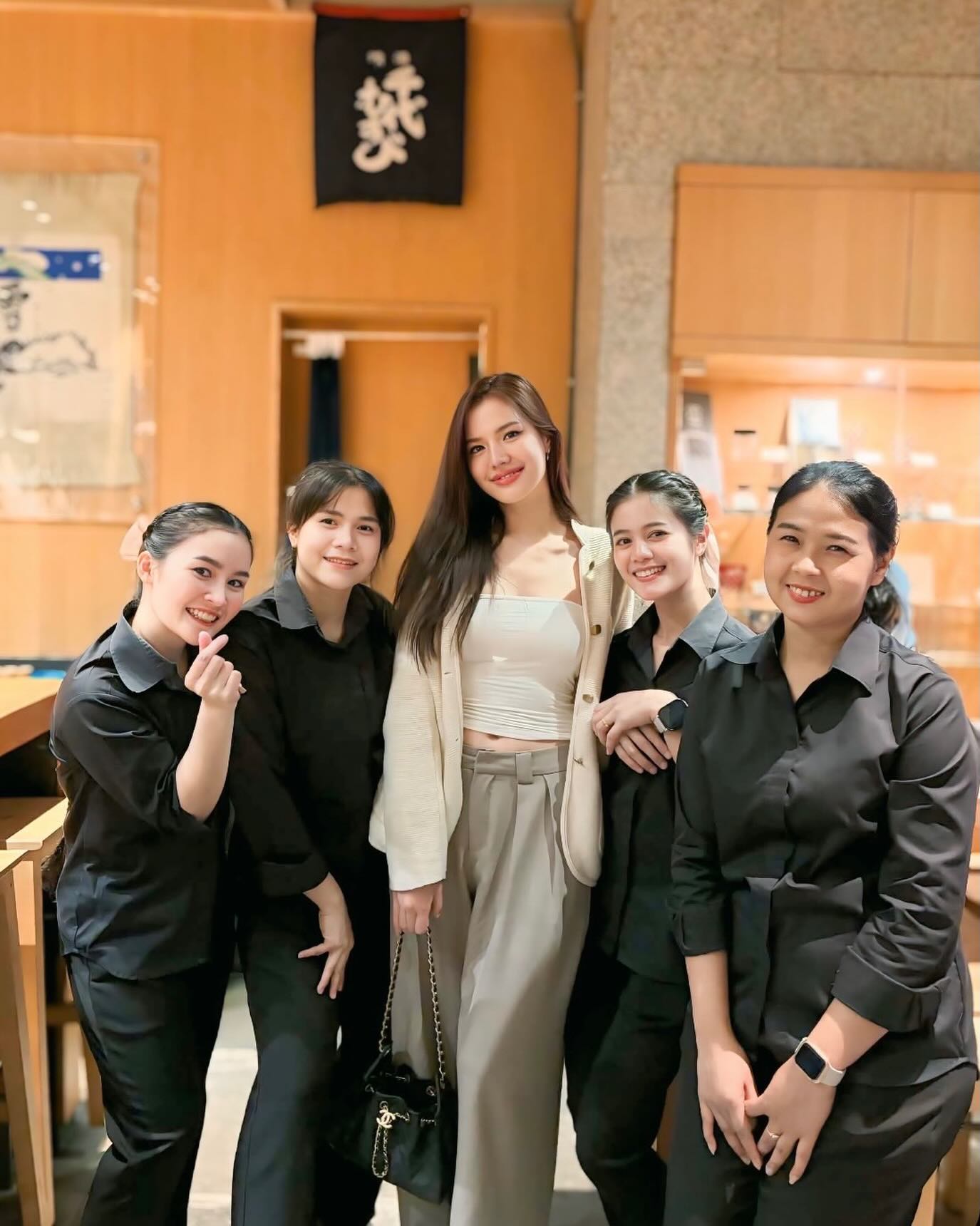 วันนี้ร้านเราน่ารักขึ้น x10 🤍✨ ขอบคุณคุณโซแบม @xobamm รองอันดับ 3 Miss Grand Thailand 2025 ที่แวะมาหากันนะคะ ที่มาแบ่งปันช่วงเวลาดีๆ กับเรา 🤍
อีกหนึ่งค่ำคืนที่เต็มไปด้วยรสชาติและความทรงจำ 🍶

📌 Location: Orihara Shoten (Park Lane Ekkamai)
⏰ Open Daily: Mon-Sat 17:00 - 00:00 
 (Saturday Open 14:00-00:00)
🚗 Parking: Available inside Park Lane (Super convenient!)
🚆 BTS: Ekkamai Station (Exit 1)

#OriharaShoten #EkkamaiBar #BangkokBar #SakeBarBKK #HiddenBarBangkok SakeLovers ParkLaneEkkamai